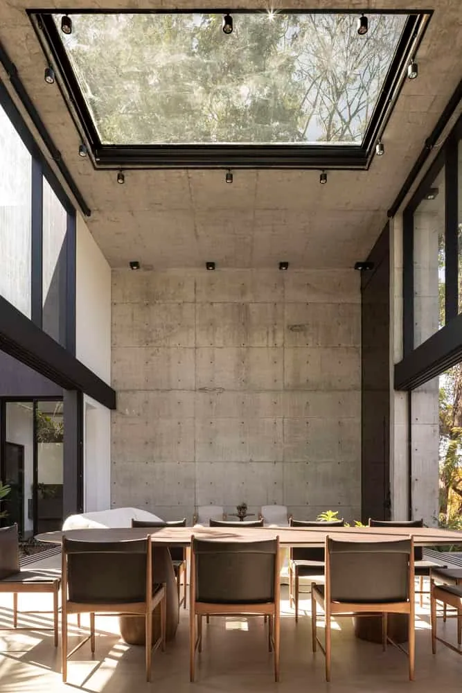 Dayala e Rafael Arquitetos Associados द्वारा बनाया गया Concreto House, डबल-हाइट डाइनिंग क्षेत्र में स्काईलाइट, गोयानिया, ब्राजील