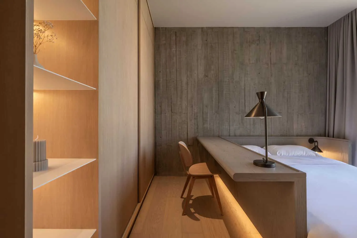 W House II Bedroom Desk Concrete Feature Wall von IDIN Architects Minimalistisches Schlafzimmer mit Schreibtisch und Beton-Wandelement bei W House II von IDIN Architects in Thailand