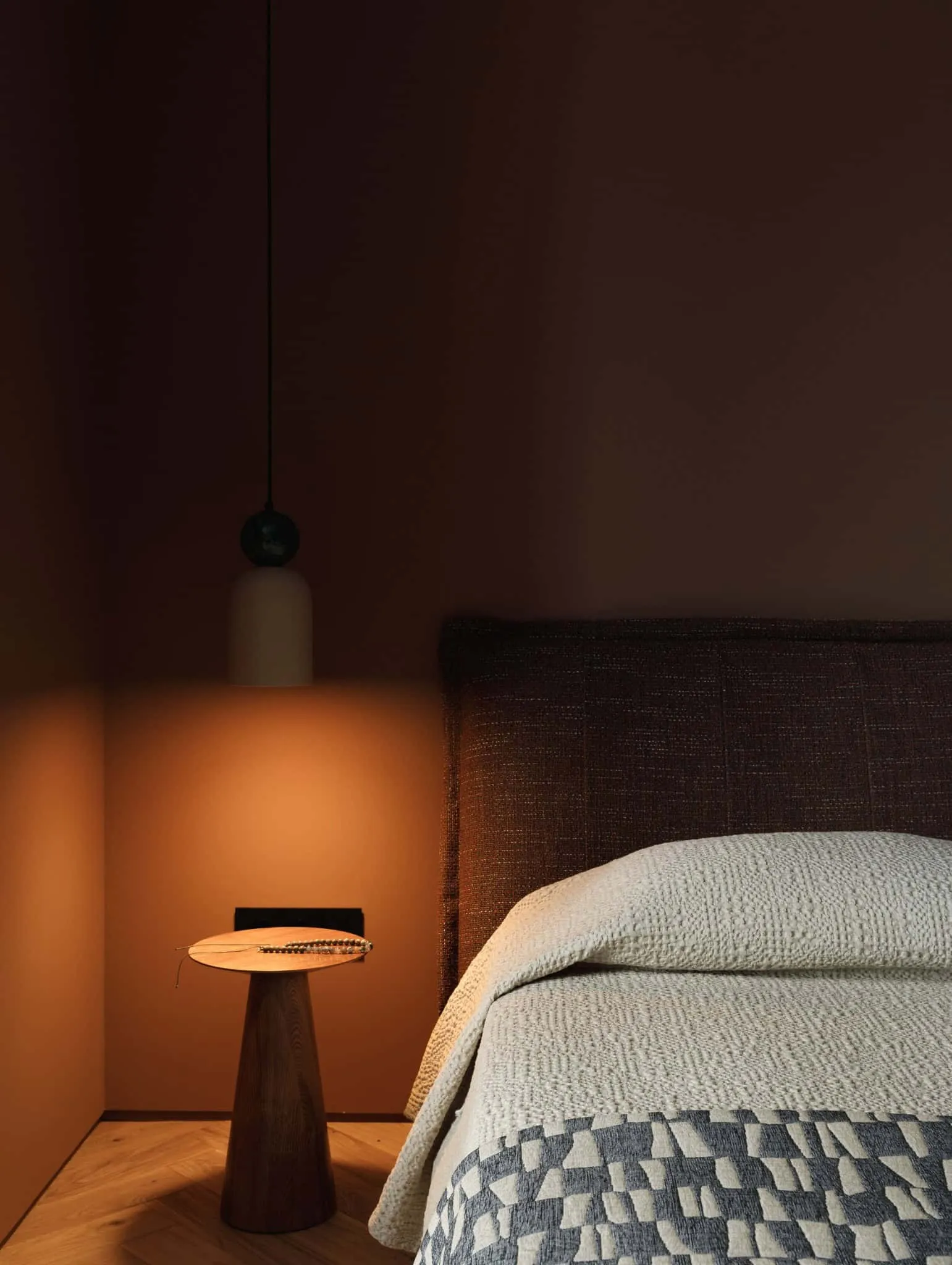 Lesoparkovy Apartment – Schlafzimmerlampe mit stimmungsvollem Licht und Holz-Nachttisch von STARIKOVA.ARCHITECTS Schlafzimmer im Lesoparkovy Apartment mit stimmungsvoller Lampe und Holz-Nachttisch von STARIKOVA.ARCHITECTS in Chelyabinsk, Russland