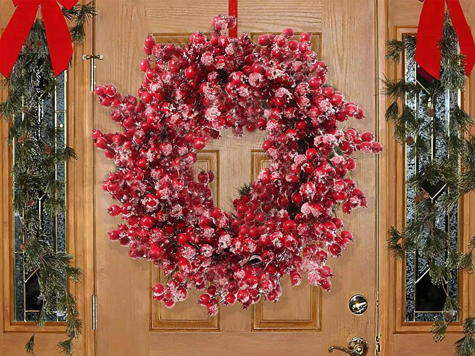 Gefrorene Rote Beeren-Weihnachtskrone Gefrorene rote Beeren-Weihnachtskrone mit Schneeeffekt