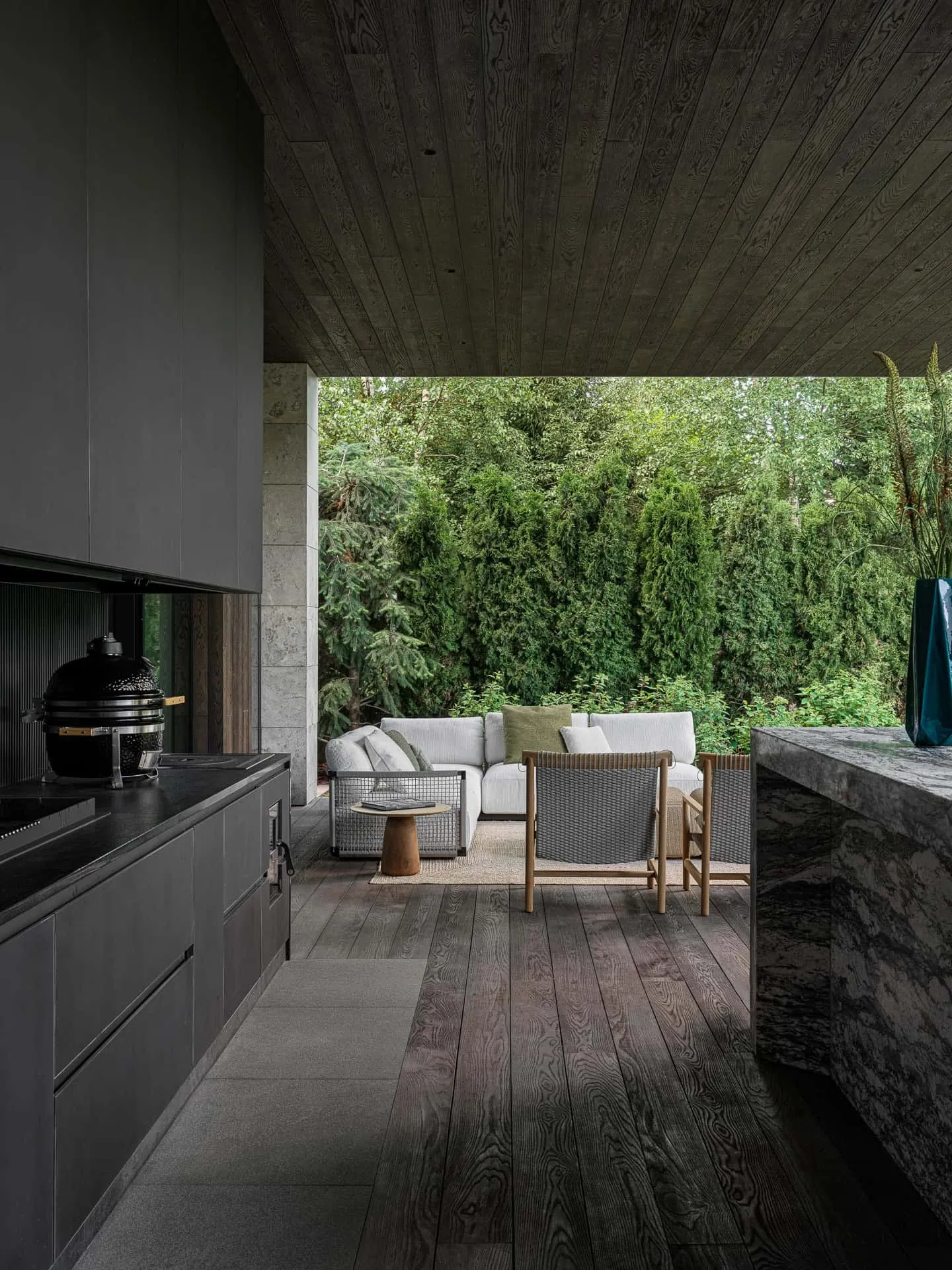 Helle Villa Kyoto Stone Island Barhocker von Ekaterina Yakovenko Helle Villa Kyoto Bar mit schwarzen Hockern von Ekaterina Yakovenko
