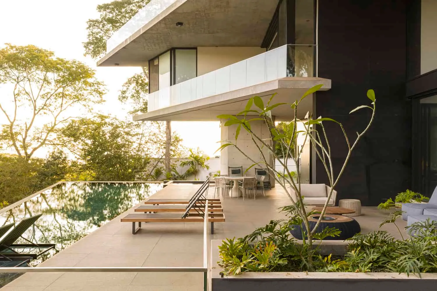 Dayala e Rafael Arquitetos Associados द्वारा बनाया गया Concreto House, पूल के किनारे लाउंजरों वाला टेरेस, गोइआनिया, ब्राजील