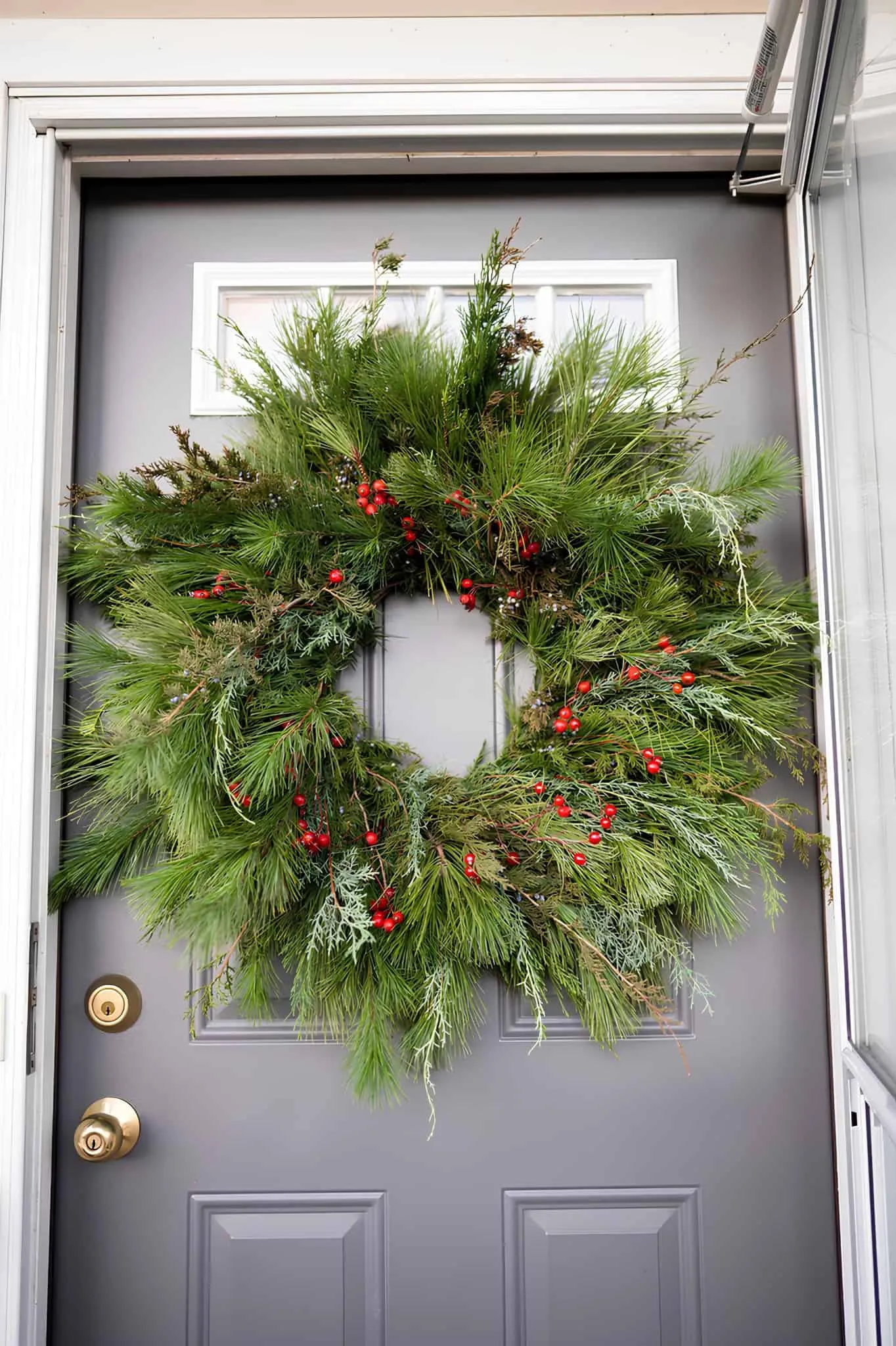 Long-Needle Pine & Berry Christmas Wreath Große natürliche Weihnachtskrone aus Nadelbaum mit langen Nadeln und roten Beeren
