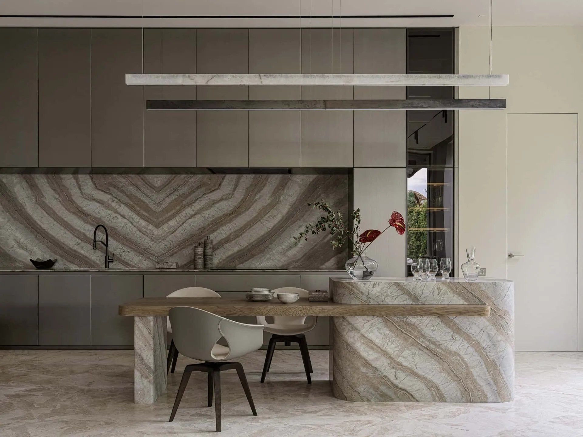 Bright Villa Kyoto Kitchen Stone Backsplash Island von Ekaterina Yakovenko Bright Villa Kyoto von Ekaterina Yakovenko – Küche mit steinernem Backsplash und Insel, Russland