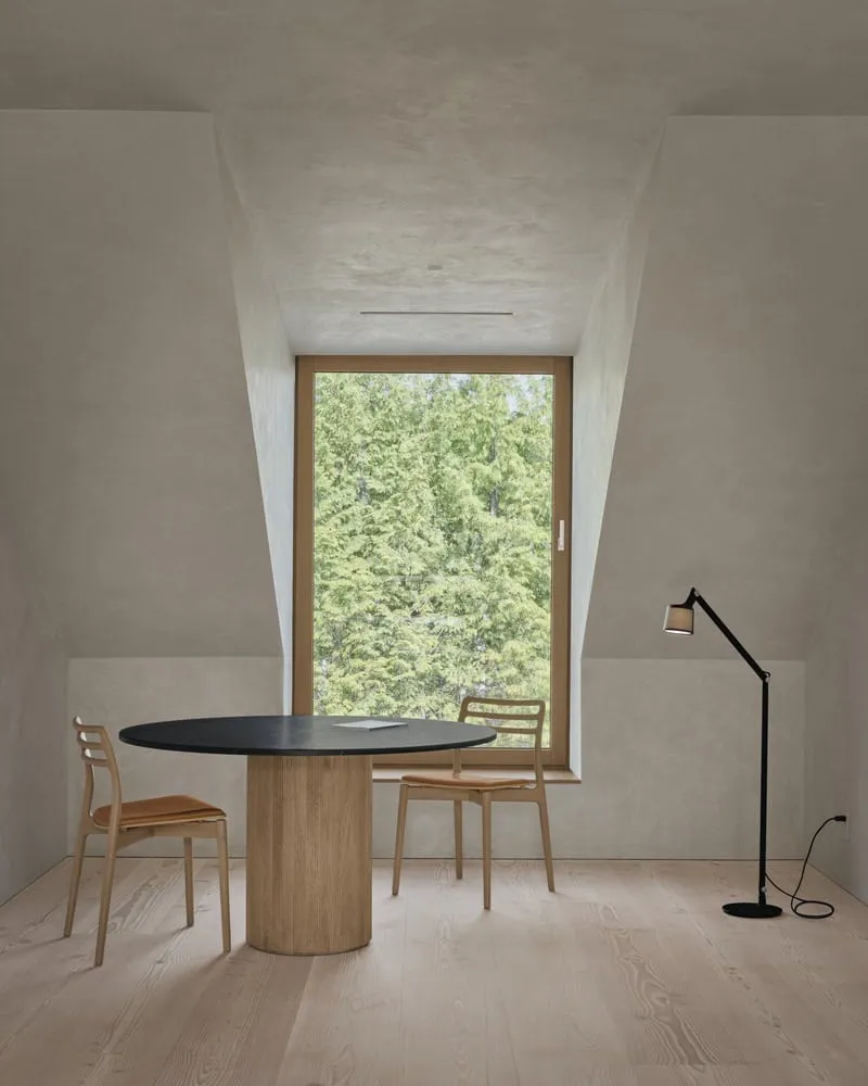 Leseecke Maison Melba mit runder Table von Atelier L’Abri Maison Melba von Atelier L’Abri mit Leseecke, Holzstühlen und großem Fenster in Frelighsburg, Quebec