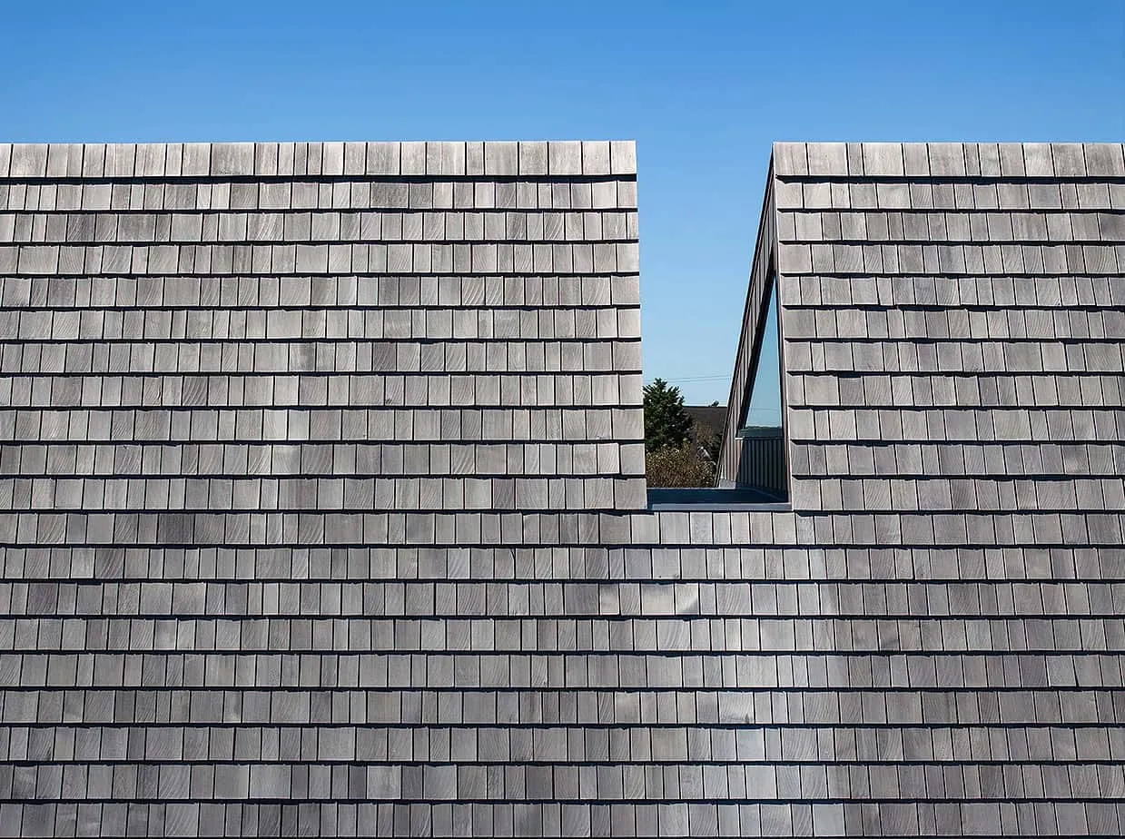 रोड आइलैंड स्थित Mohegan Trail Residence की छत पर लगे शिंगल्स में स्थित खाली जगह, Bates Masi + Architects द्वारा