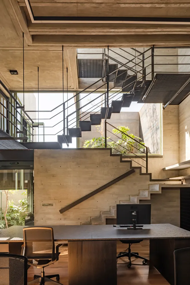 Di Frenna Arquitectos设计的Di Frenna Architects Atelier办公室内部 位于科利马州的Di Frenna Architects Atelier的露骨混凝土结构办公室内部