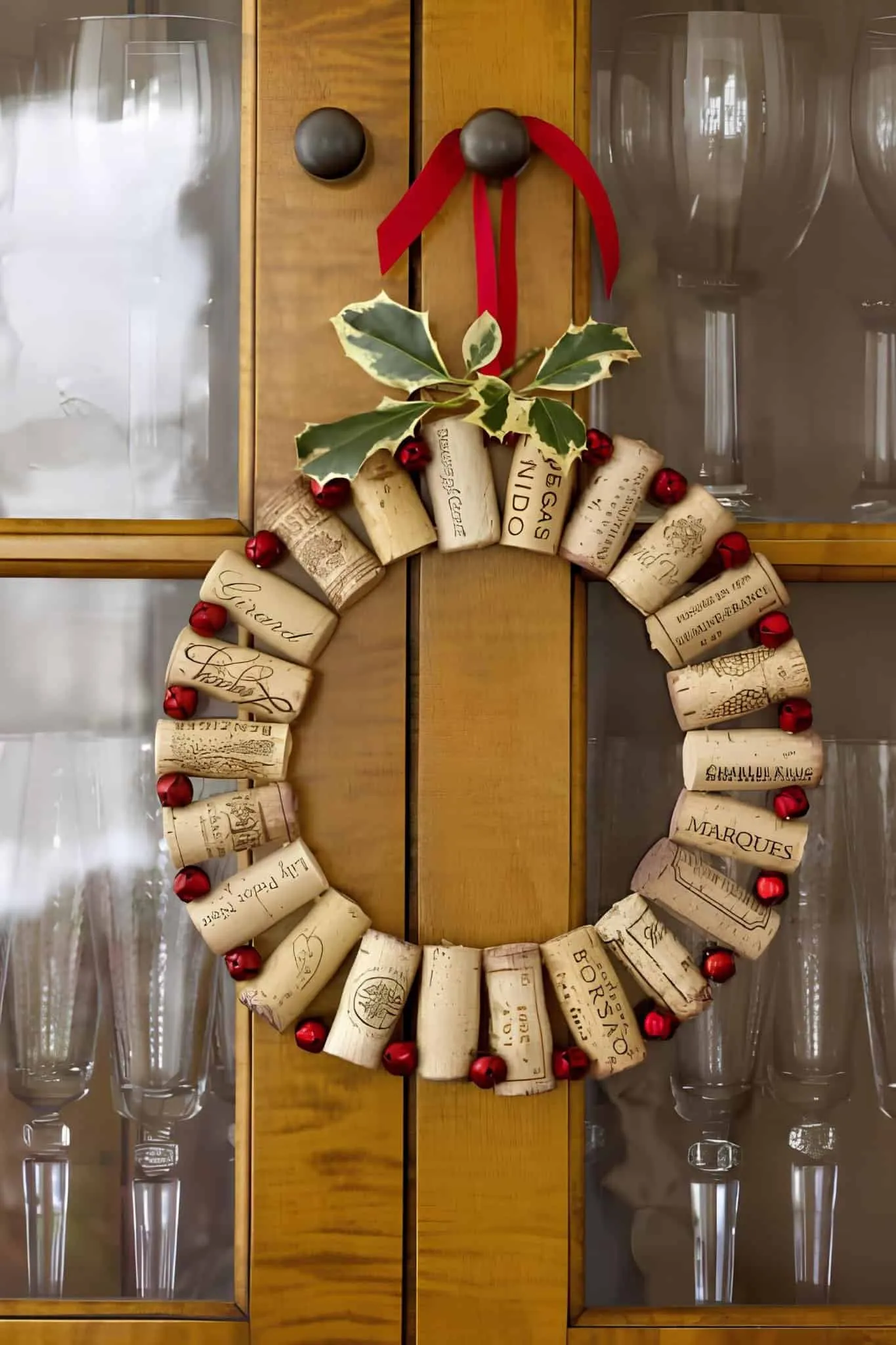 Weihnachtskranz mit gefrorenem Silber- und Blumenmuster Eleganter Weihnachtskranz in gefrorenem Silberlook mit Blumen, Kiefernzapfen und Verzierungen