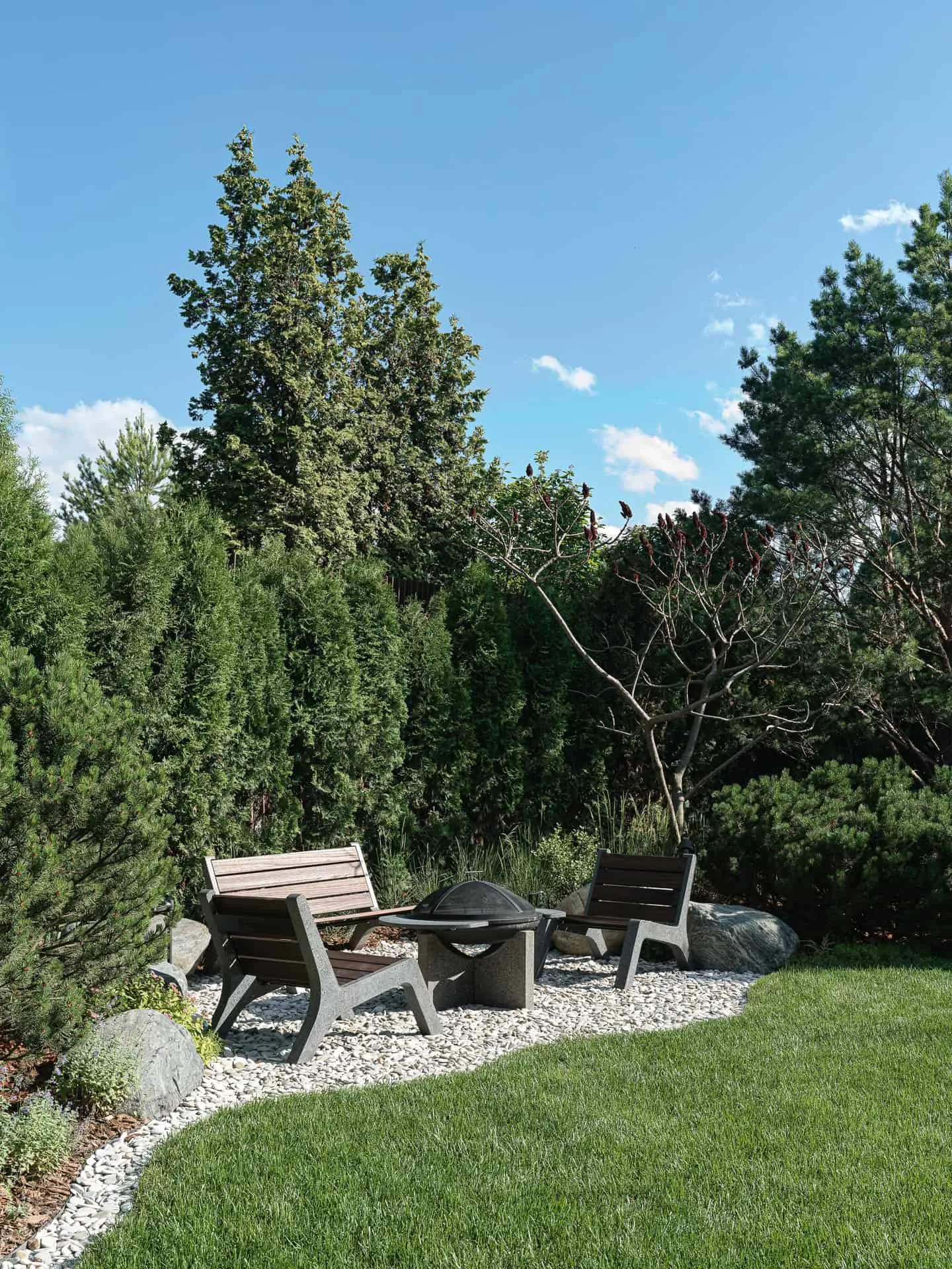 Heller Villenhof in Kyoto – Sitzmöbel um einen Feuergraben im Garten, von Ekaterina Yakovenko Heller Villenhof in Kyoto von Ekaterina Yakovenko – Sitzmöbel um einen Feuergraben im Garten, Russland
