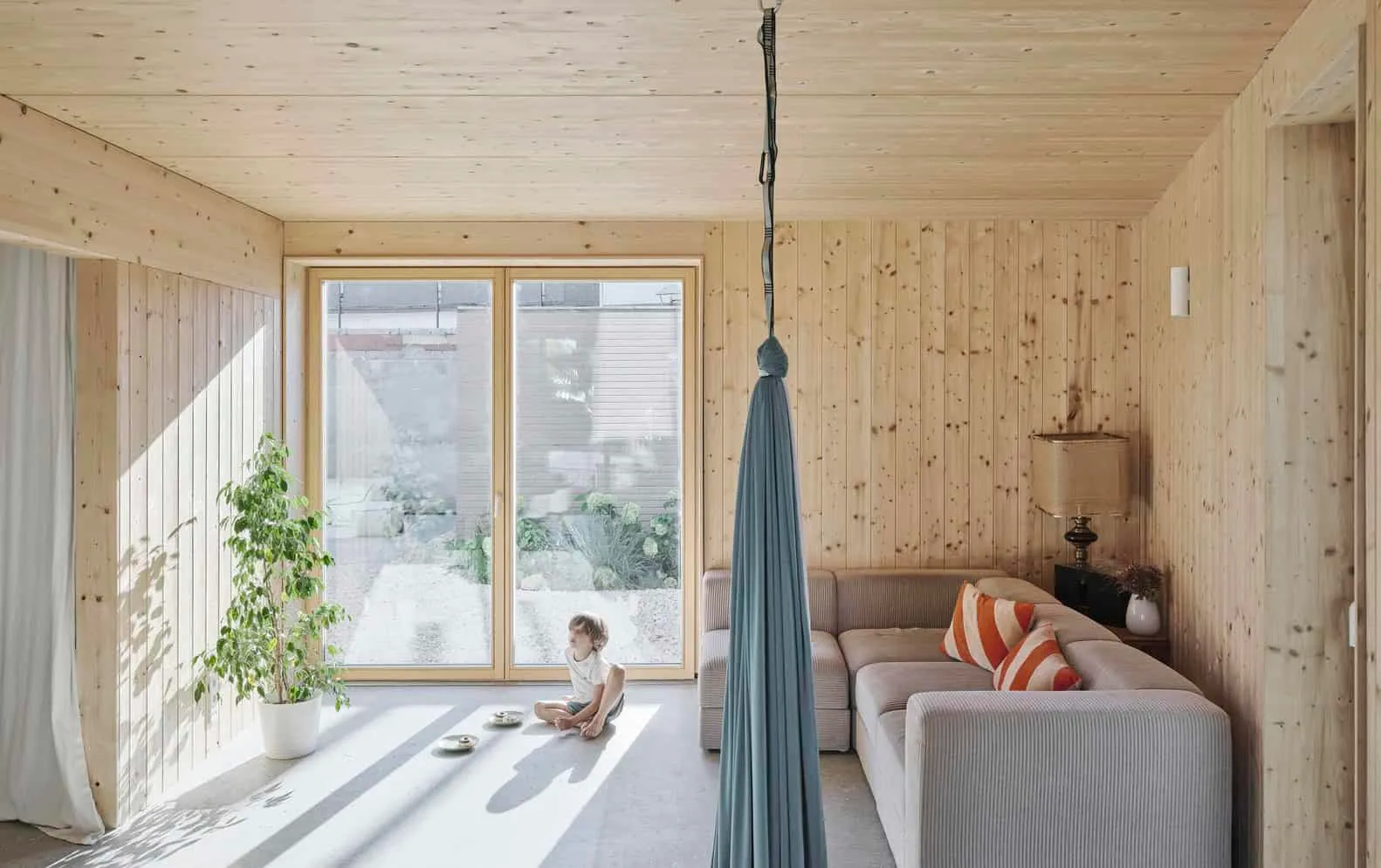 Wohnzimmer mit Innenhofbeleuchtung im Dunes House von HGA Henning Grahn Architektur Dunes House von HGA Henning Grahn Architektur – Wohnzimmer mit Innenhofbeleuchtung, Mainz, Deutschland