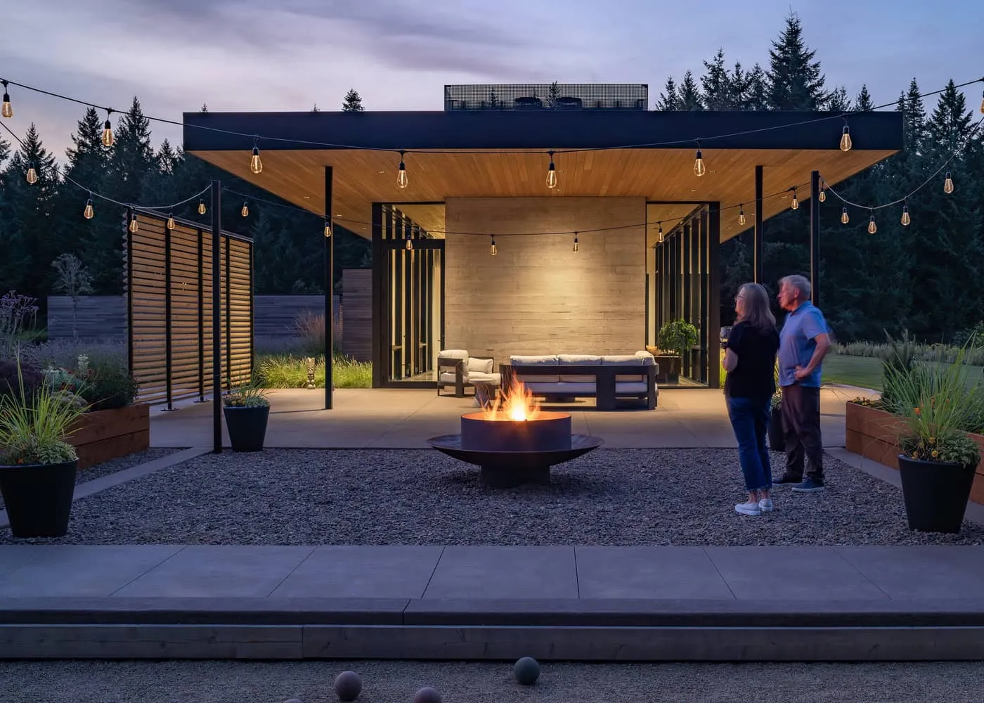 Evening Sky Residence Outdoor Living Firepit Patio by Scott I Edwards Architecture Evening Sky Residence von Scott I Edwards Architecture, Außenbereich mit Feuerstelle in McMinnville, Oregon, USA