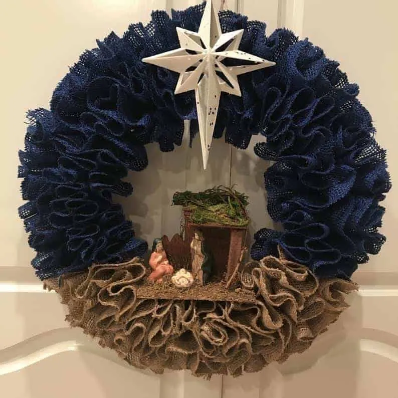 Weihnachtskranz aus Jute mit Krippenszene und Stern Rustikaler Weihnachtskranz aus Jute mit Krippenszene und weißem Stern als Abschluss