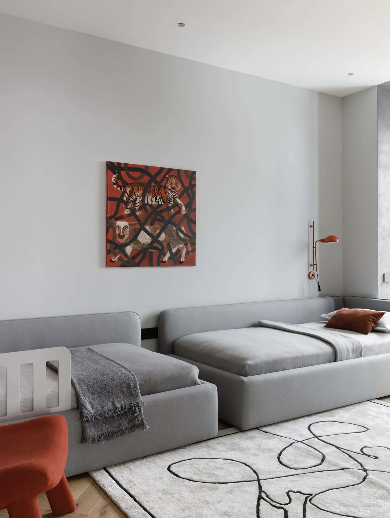 Kinderzimmerbetten in der Lesoparkovy Wohnung – Kunstwerk von STARIKOVA.ARCHITECTS Kinderzimmer in der Lesoparkovy-Wohnung von STARIKOVA.ARCHITECTS mit zwei grauen Betten sowie Kunstwerken in Chelyabinsk, Russland