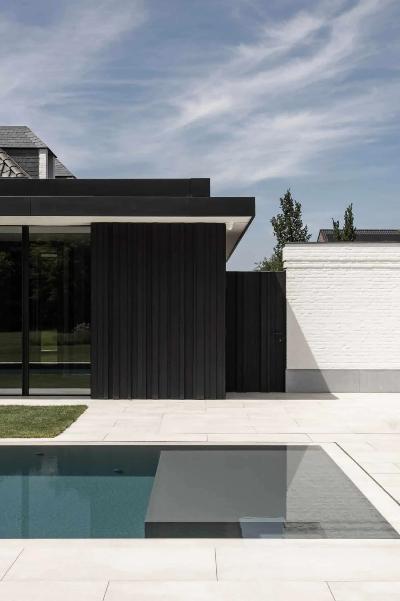 बेल्जियम के डीपेनबीक में Mieke Van Herck Architects द्वारा डिज़ाइन किए गए Residence KB में पैविलियन का कोना एवं स्विमिंग पूल का किनारा