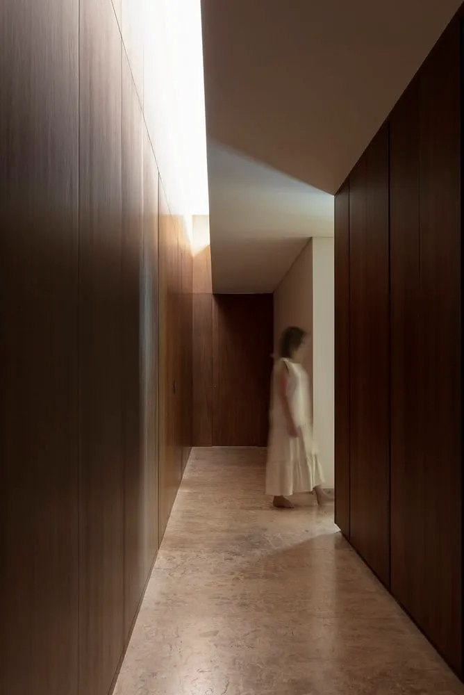 Flur im FE House von N2B Arquitetura Möbliert mit sanft beleuchtetem Flur und Holzwandpaneelen im FE House von N2B Arquitetura