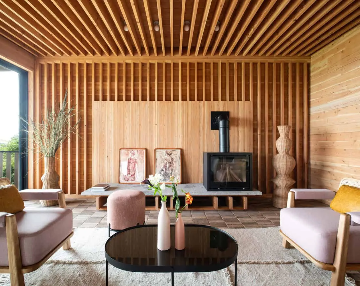 Bates Masi + Architects द्वारा डिज़ाइन किया गया Mohegan Trail Residence, फायरप्लेस संबंधी दीवार का विवरण, रोड आइलैंड, संयुक्त राज्य अमेरिका
