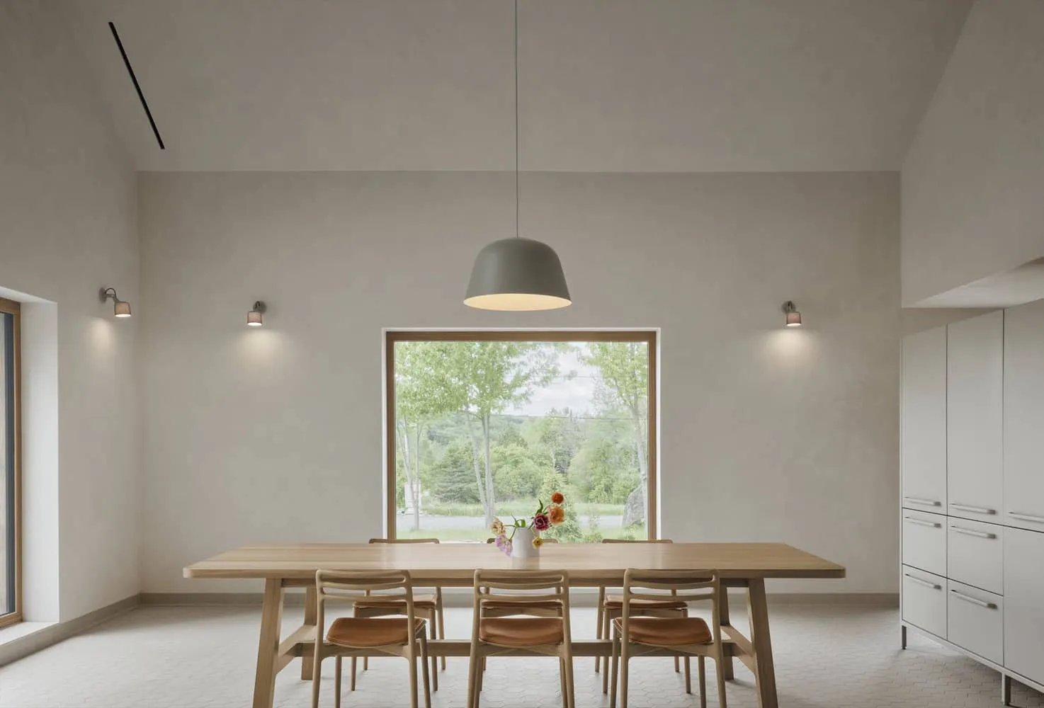 Maison Melba Großes Esszimmerfenster von Atelier L’Abri Esszimmer der Maison Melba von Atelier L’Abri mit großem Fenster und Holztisch in Frelighsburg, Quebec
