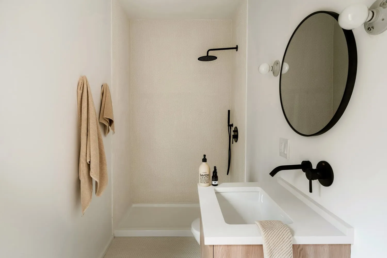 Badezimmer mit Dusche und minimalistischem Waschtisch im Forest Edge House von Marc Thorpe Design Badezimmer im Forest Edge House in New York mit Dusche im Freistil und minimalistischem Waschtisch