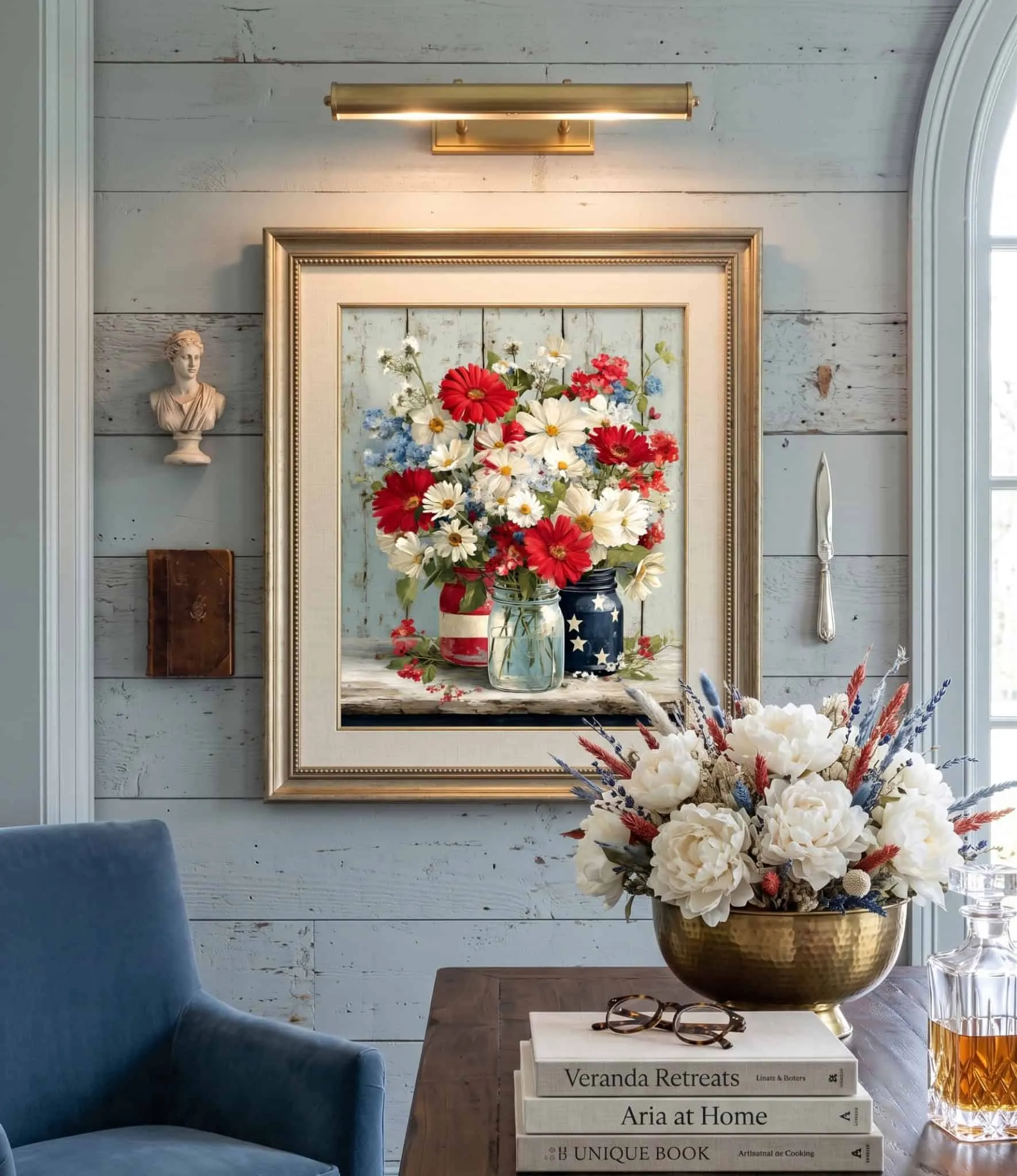 Patriotisches blumiges Wandbild in Mason-Jars für eine rustikale Landhausdekoration Patriotisches blumiges Wandbild in Mason-Jars mit roten, weißen und blauen Blumen in einem rustikalen Landhausinterieur