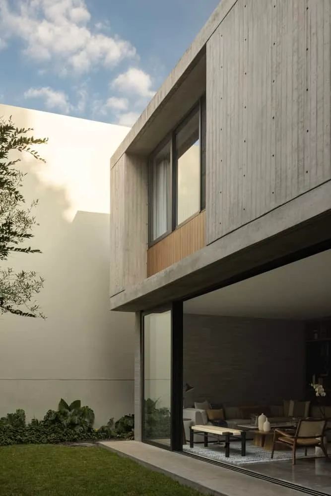 Casa DLCA Outdoor Dining by 0studio Arquitectura Casa DLCA von 0studio Arquitectura mit überdachtem Außenspeisesaal in Zapopan, Mexiko