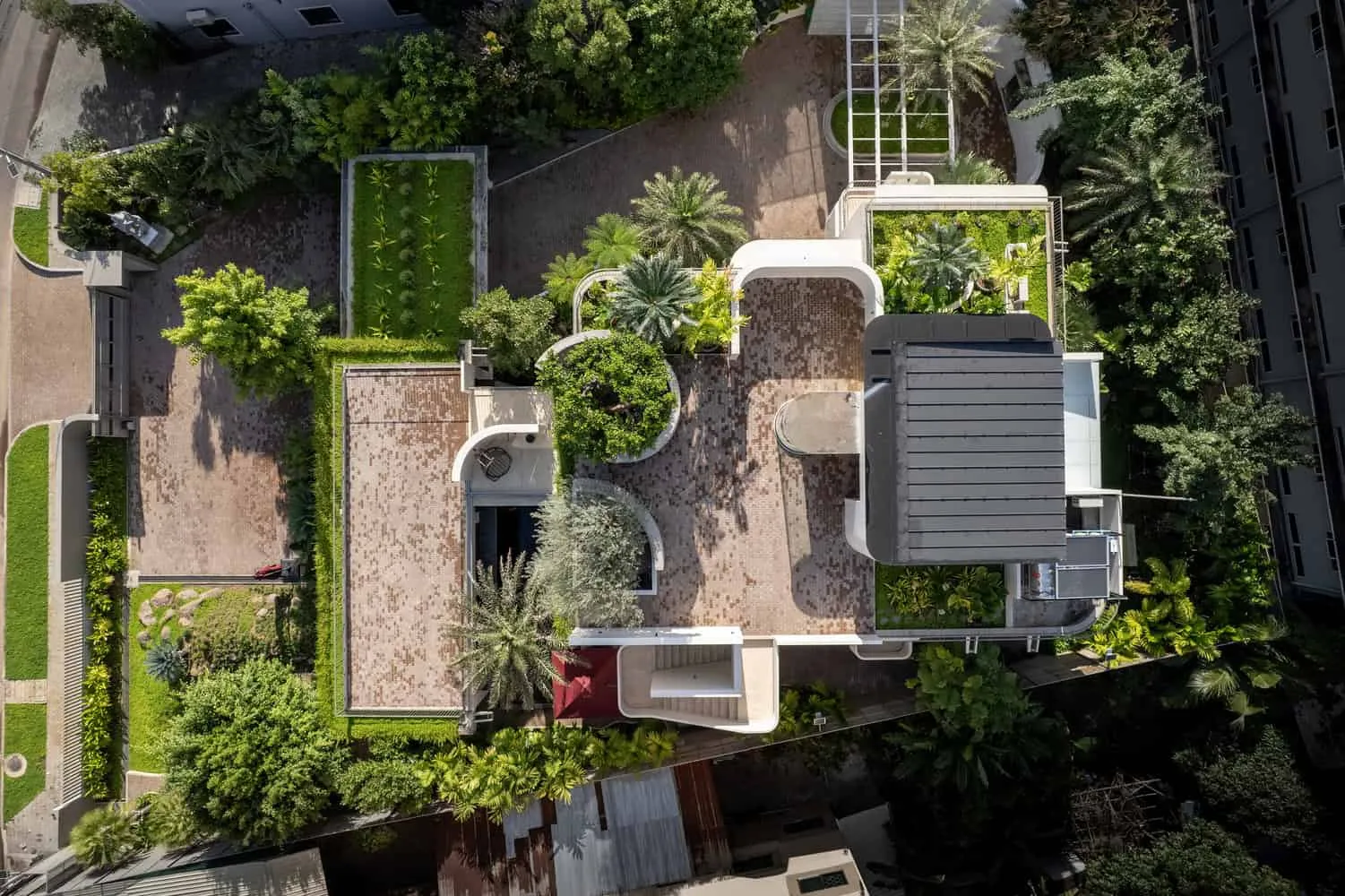 Vogelperspektive der Wat Bo House von UAD Architects mit Darstellung der Dachgärten und des Geländeaufbaus in Kambodscha