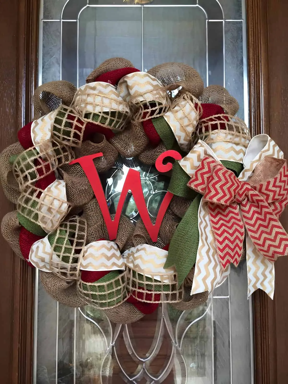 Weihnachtskranz aus Jute mit Monogramm Rustikaler Weihnachtskranz aus Jute mit der roten Monogramm-Buchstabe W und einer Bänder-Schleife