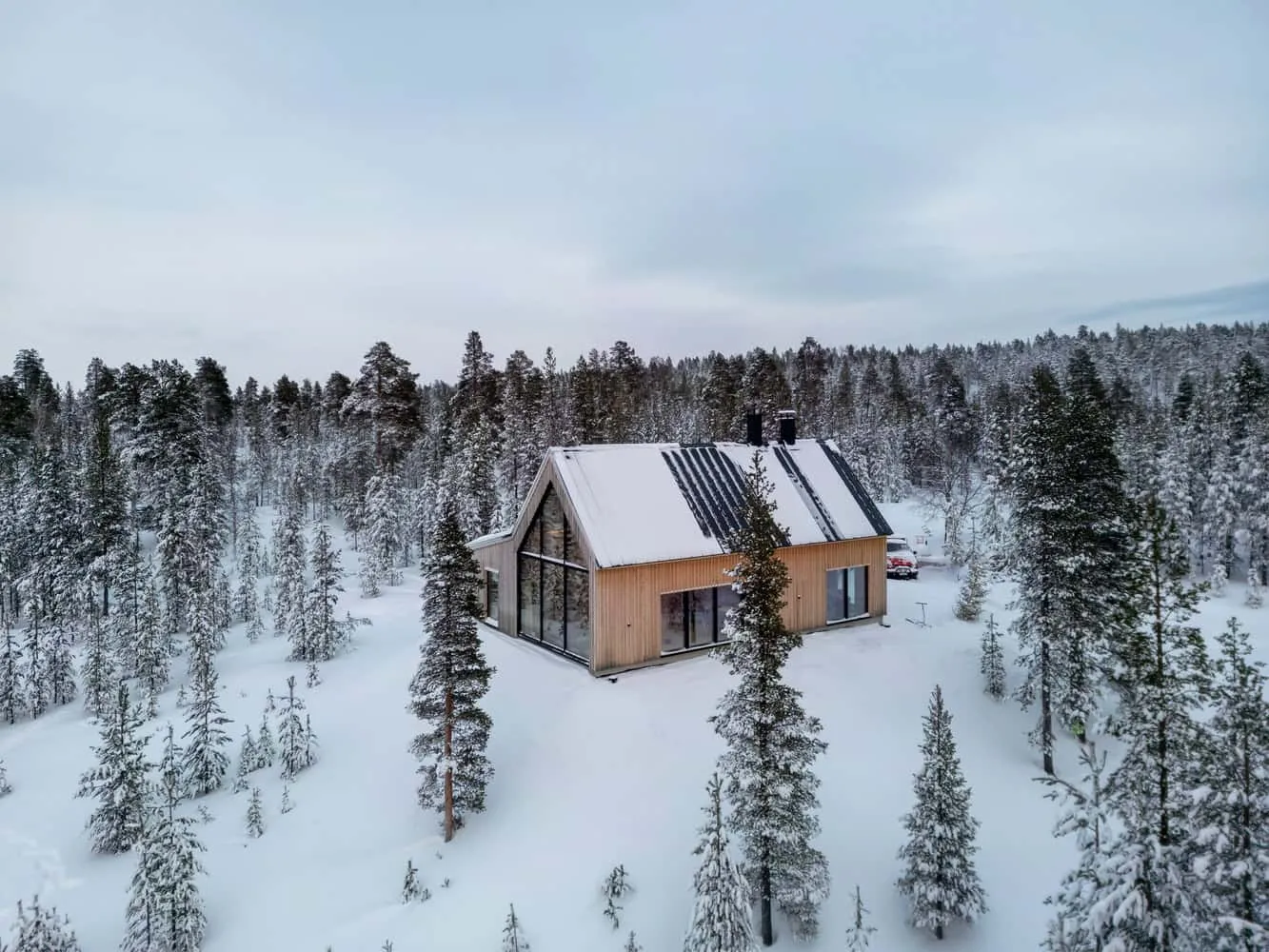 Pirinen Salo Oy设计的芬兰伊纳里地区山丘上的住宅冬季航拍图 芬兰伊纳里地区Pirinen Salo Oy设计的山丘上住宅的冬季航拍图