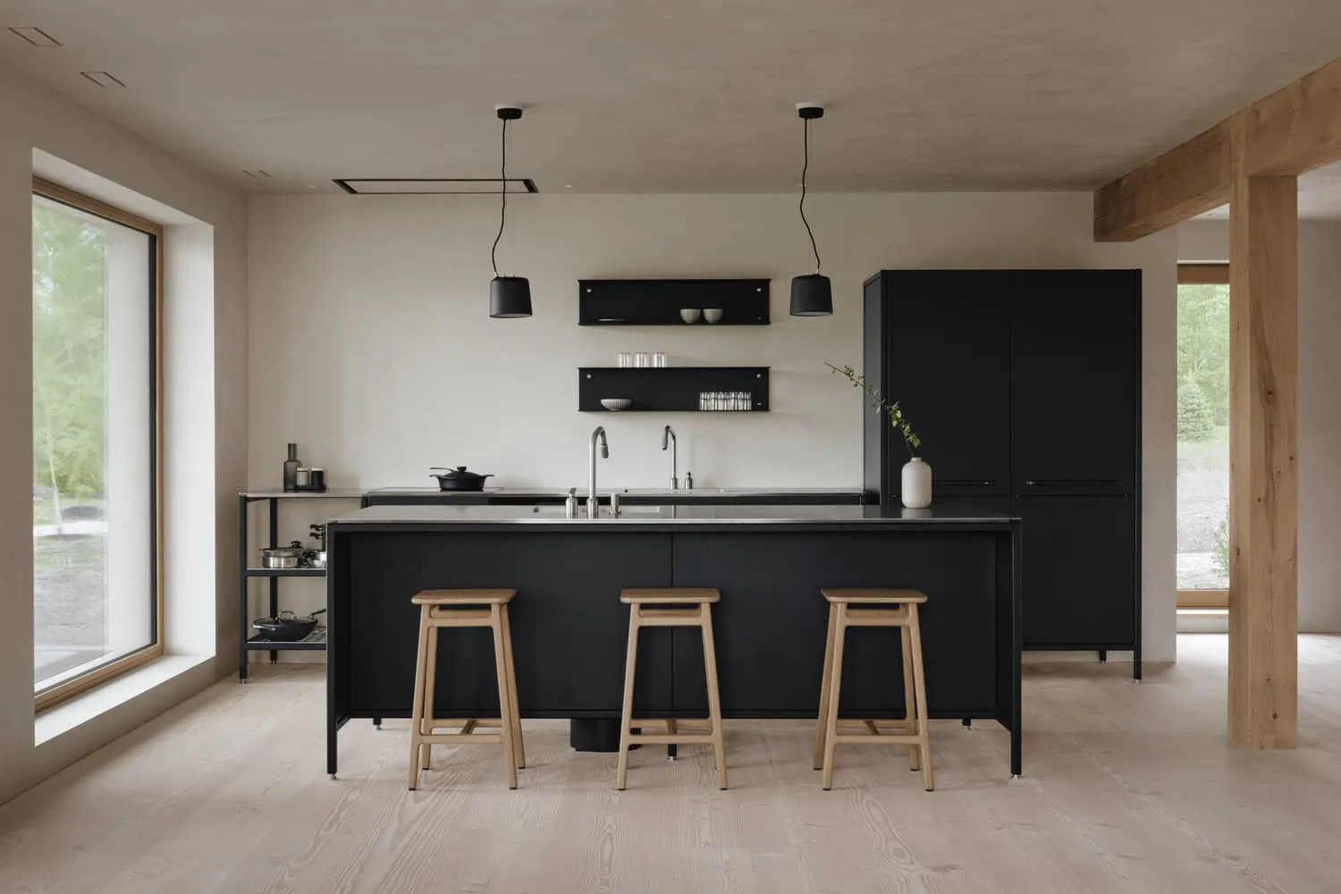 Maison Melba Black Kitchen Island Bar Stools by Atelier L’Abri Küche von Maison Melba von Atelier L’Abri mit schwarzer Insel, offenen Regalen und Holzbarhockern in Frelighsburg, Quebec