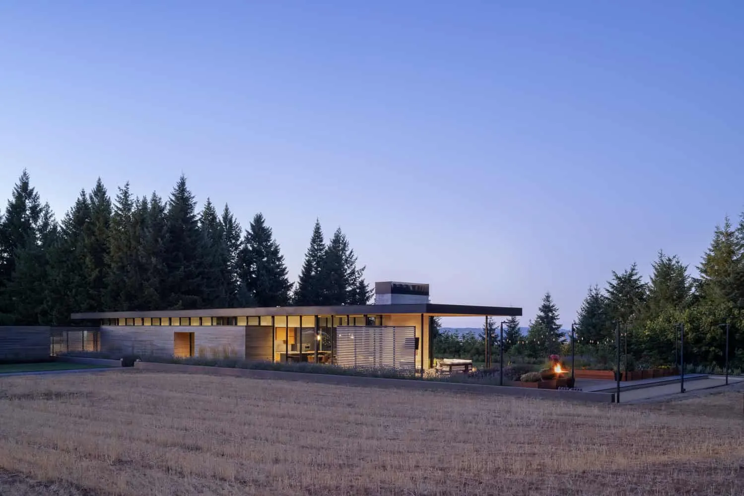Evening Sky Residence Side Elevation at Dusk by Scott I Edwards Architecture Evening Sky Residence von Scott I Edwards Architecture, Seitenansicht im Landschaftsbild bei Dämmerung in McMinnville, Oregon, USA
