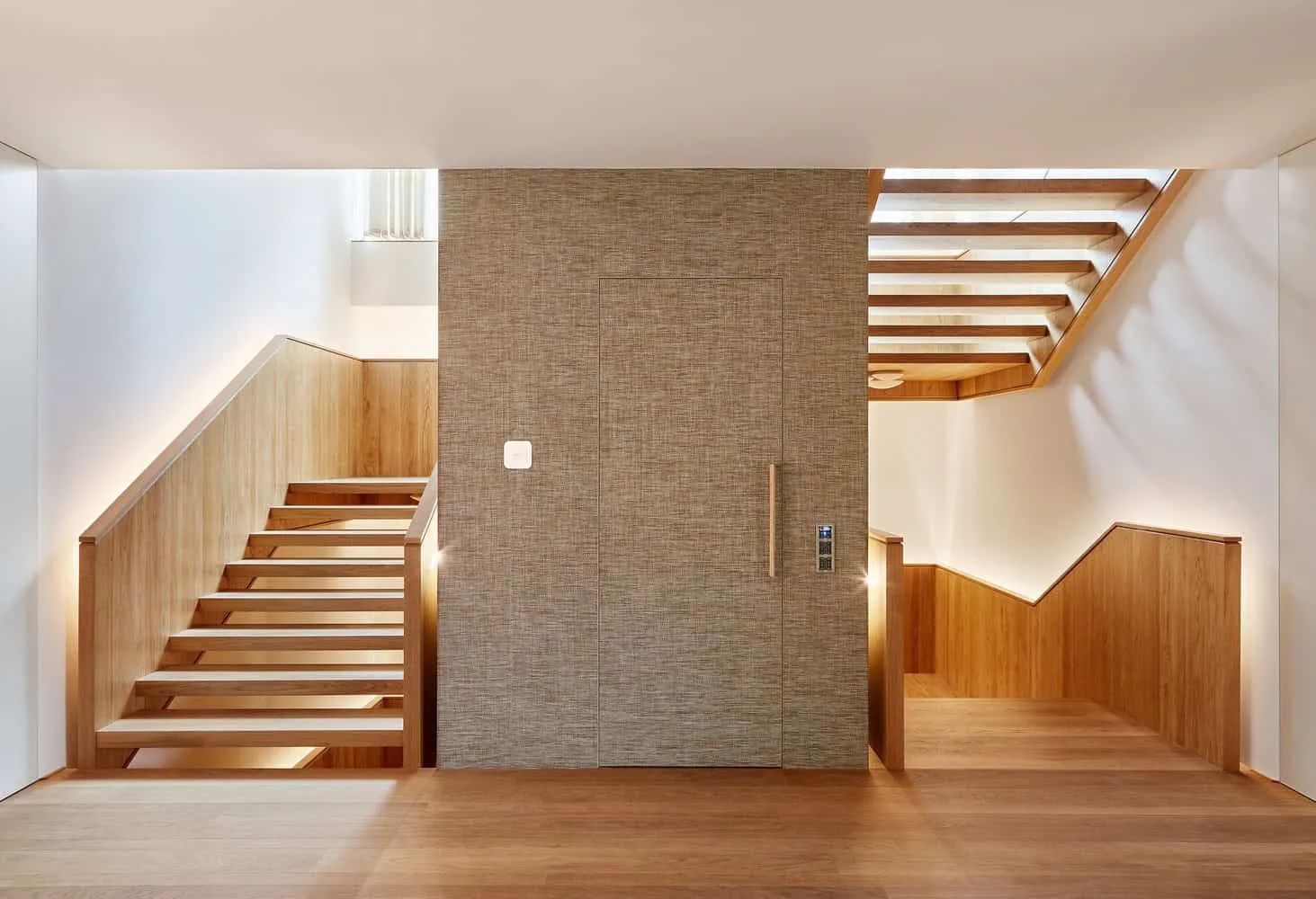 Zentrales Treppenhaus in Villa Vista von Znameni Ctyr Architekti Zentrales Treppenhaus in Villa Vista von Znameni Ctyr Architekti in Prag mit holzverkleideten Stufen und strukturiertem Inneren
