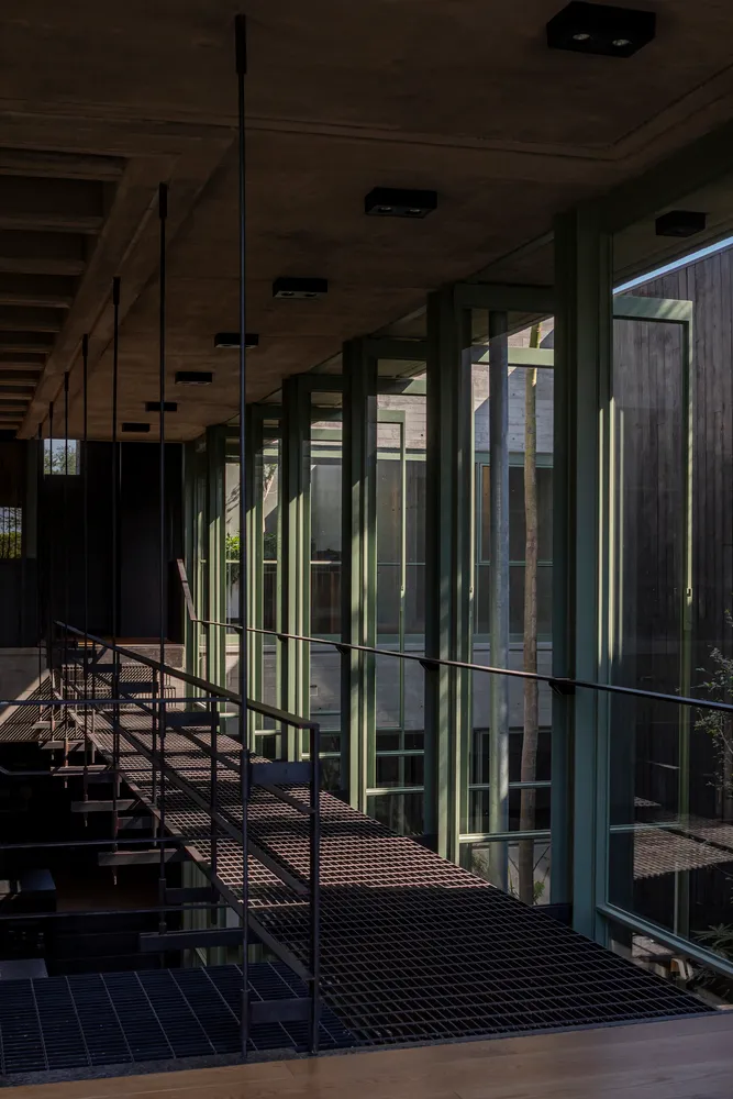 Di Frenna Arquitectos设计的Di Frenna Architects Atelier玻璃步道 位于科利马市的Di Frenna Architects Atelier内可俯瞰庭院的玻璃步道