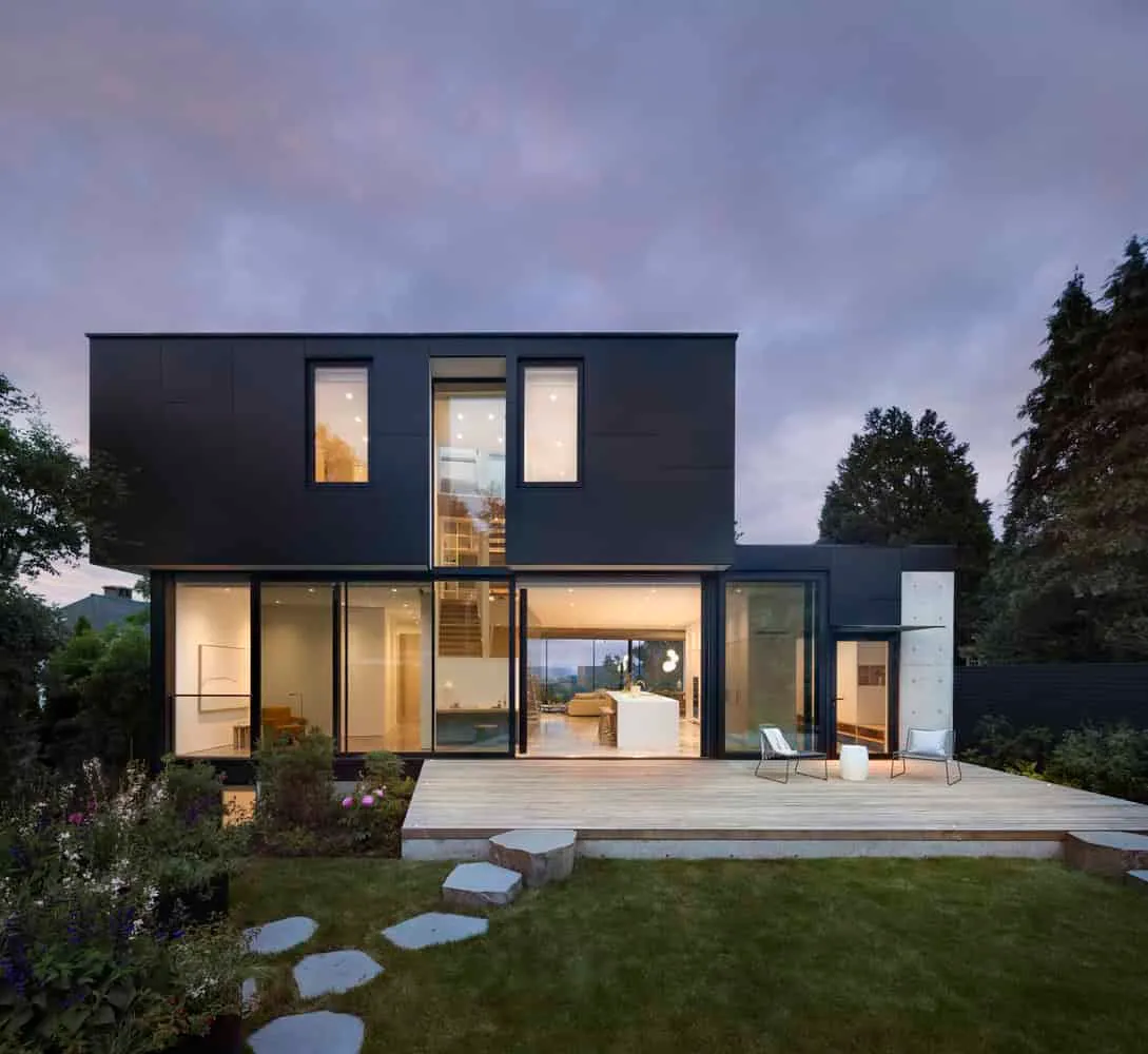 Rückfassade des Yield House von Splyce Design Rückfassade des Yield House von Splyce Design – modernes Haus in Vancouver, Kanada