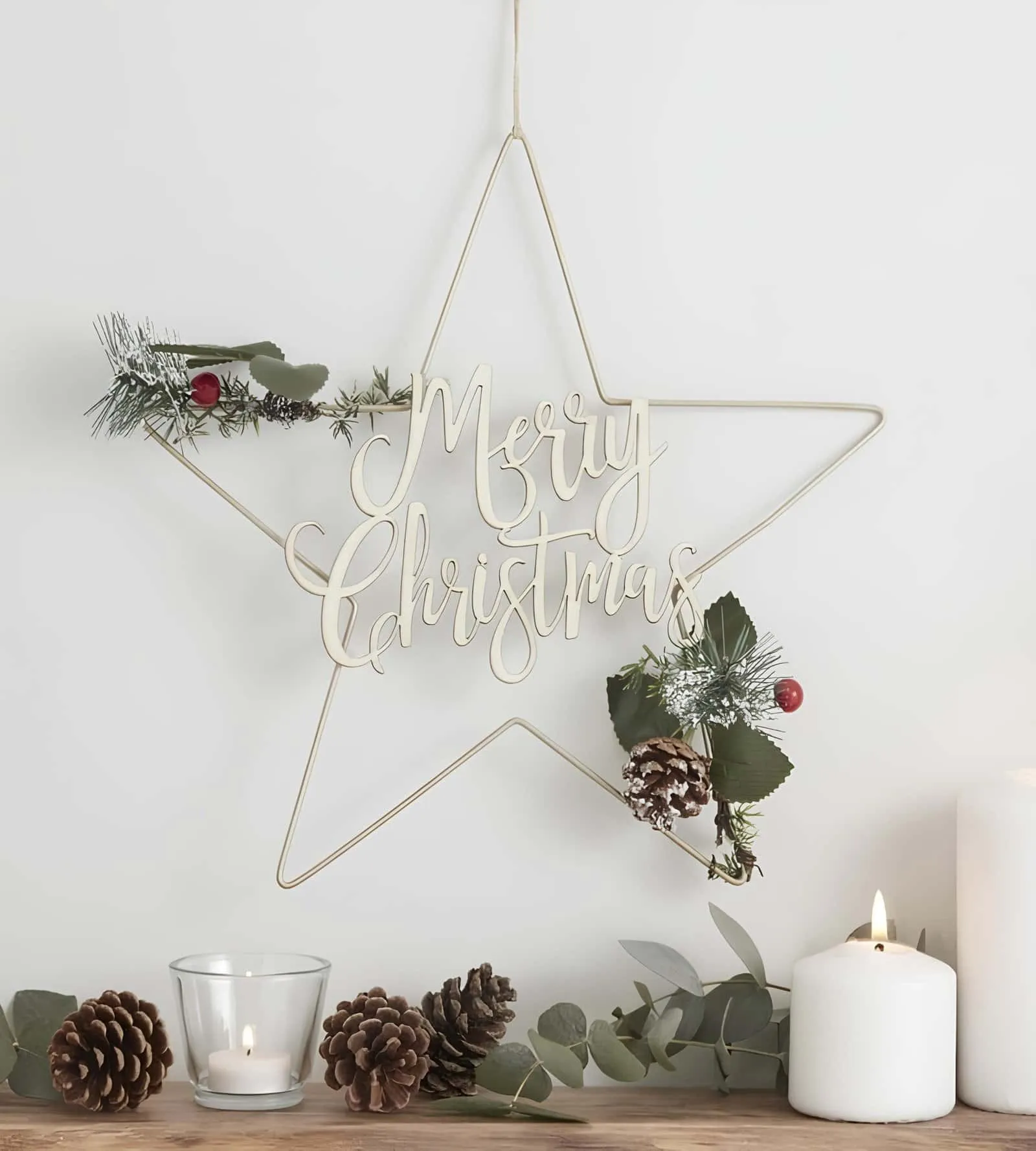 Moderne geometrische Papierweihnachtskrone Moderne Weihnachtskrone, hergestellt aus gefalteten geometrischen Papierformen mit einem hängenden Schmuckstück