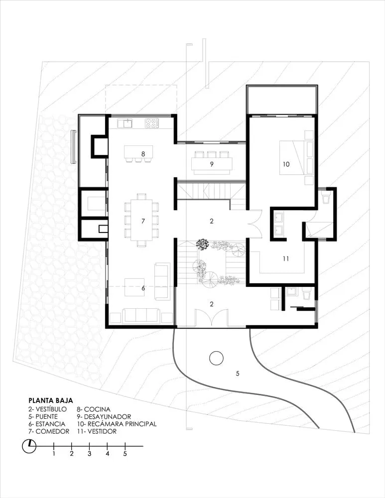 Valdez Arquitectos द्वारा बनाई गई The Sierra House की भूतल की फ्लोर प्लान, जिसमें लिविंग रूम, डाइनिंग एरिया, रसोई एवं मुख्य बेडरूम की व्यवस्था दर्शाई गई है