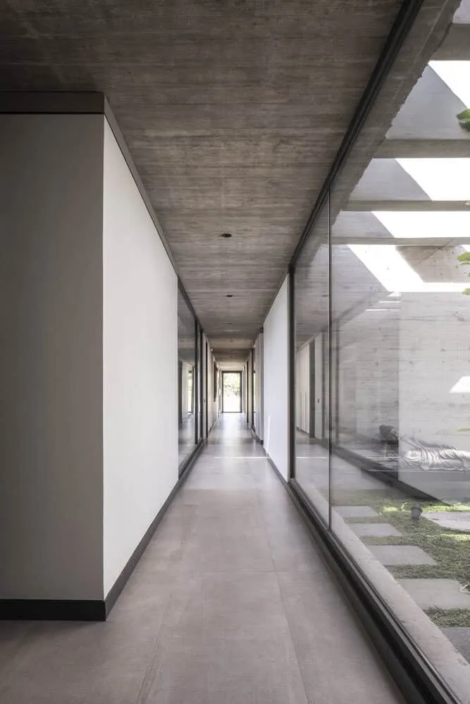House La Primavera Glass Corridor Patio by Nicolas Vicente House La Primavera von Nicolas Vicente – Glaskorridor entlang des Patios, Chile