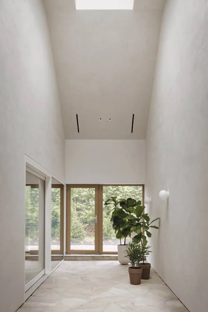 Maison Melba Atriumgartenkorridor mit Himmelslicht von Atelier L’Abri Korridorf der Maison Melba von Atelier L’Abri mit Himmelslicht und Innenhofgarten in Frelighsburg, Quebec