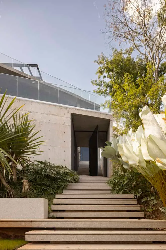 Dayala e Rafael Arquitetos Associados द्वारा गोइआनिया में स्थित Concreto House के प्रवेश द्वार हेतु सीढ़ियों का चित्र