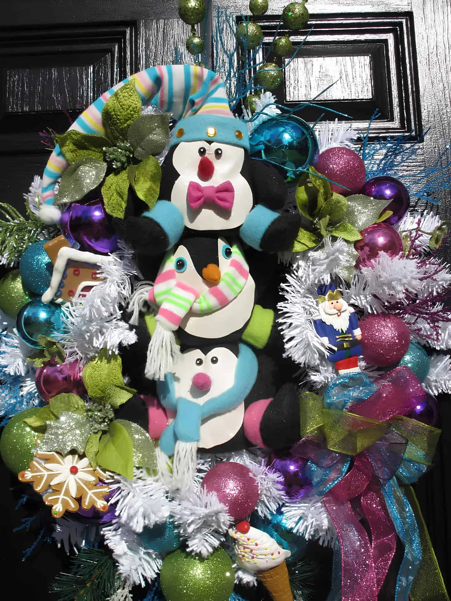 Phantastische Pinguin-Weihnachtskrone Phantastische Weihnachtskrone mit Pinguinen, bunten Verzierungen und Bändern