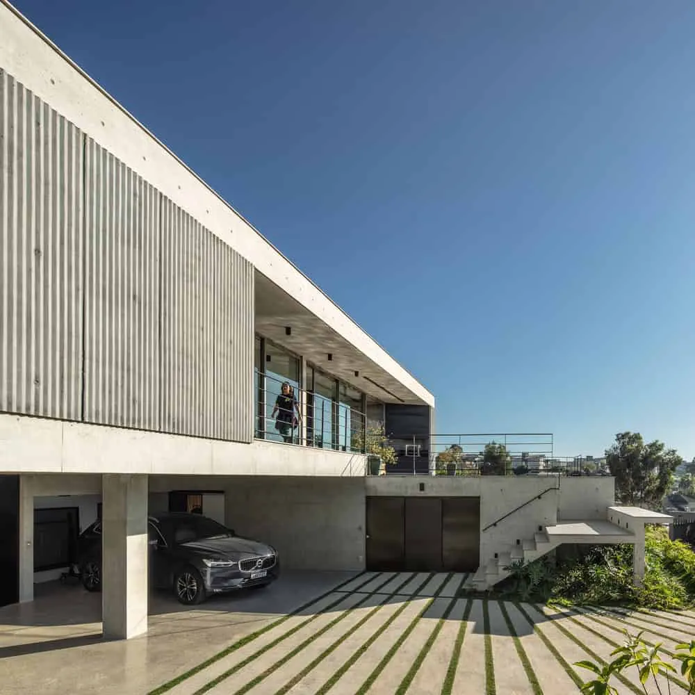 Innenhof des Kûara House von Obra Arquitetos Innenhof des Kûara House von Obra Arquitetos in São José dos Campos, Brasilien