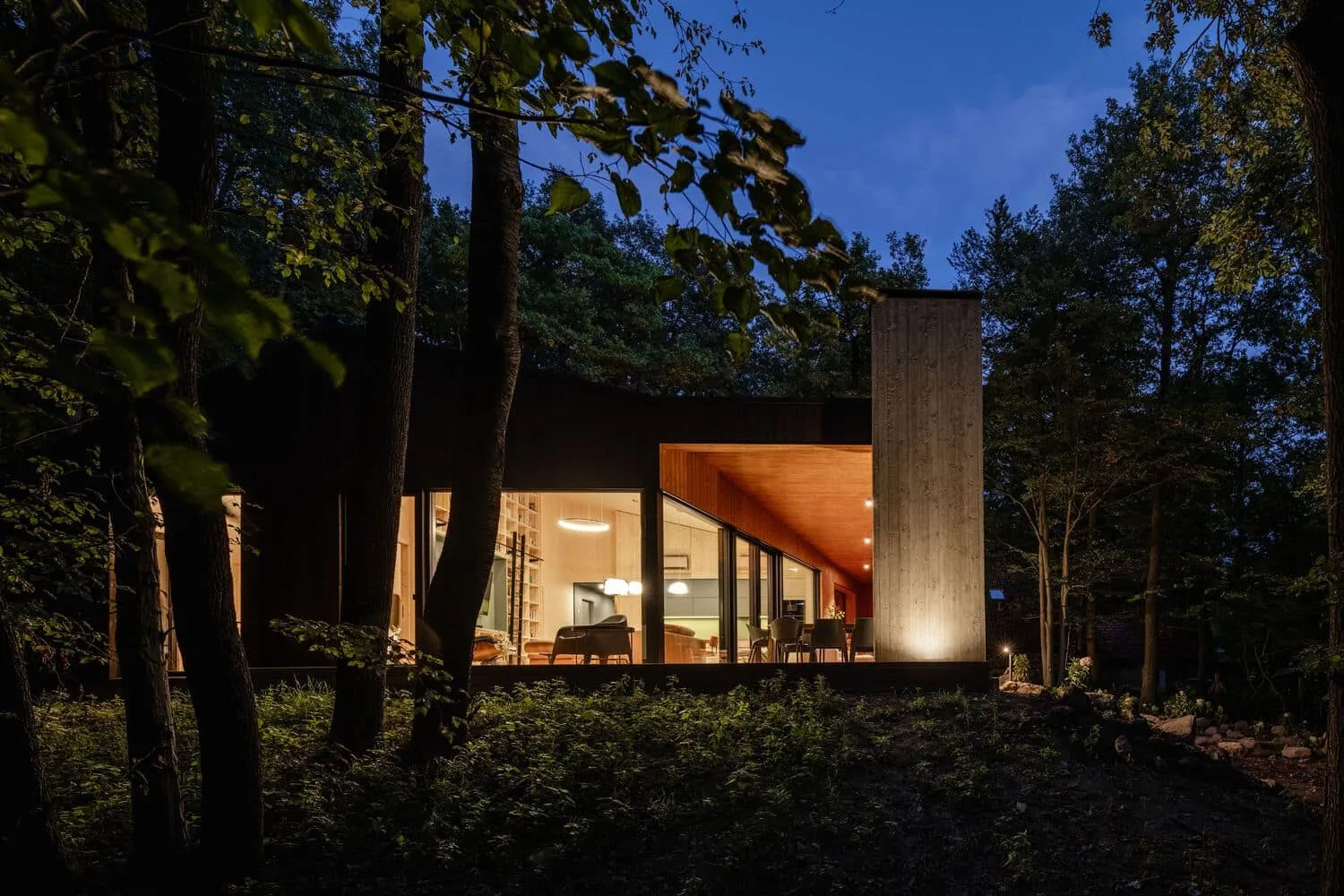 Pyxis Nautica + Hello Wood द्वारा Monolith Lodge में काँच का लिविंग एरिया