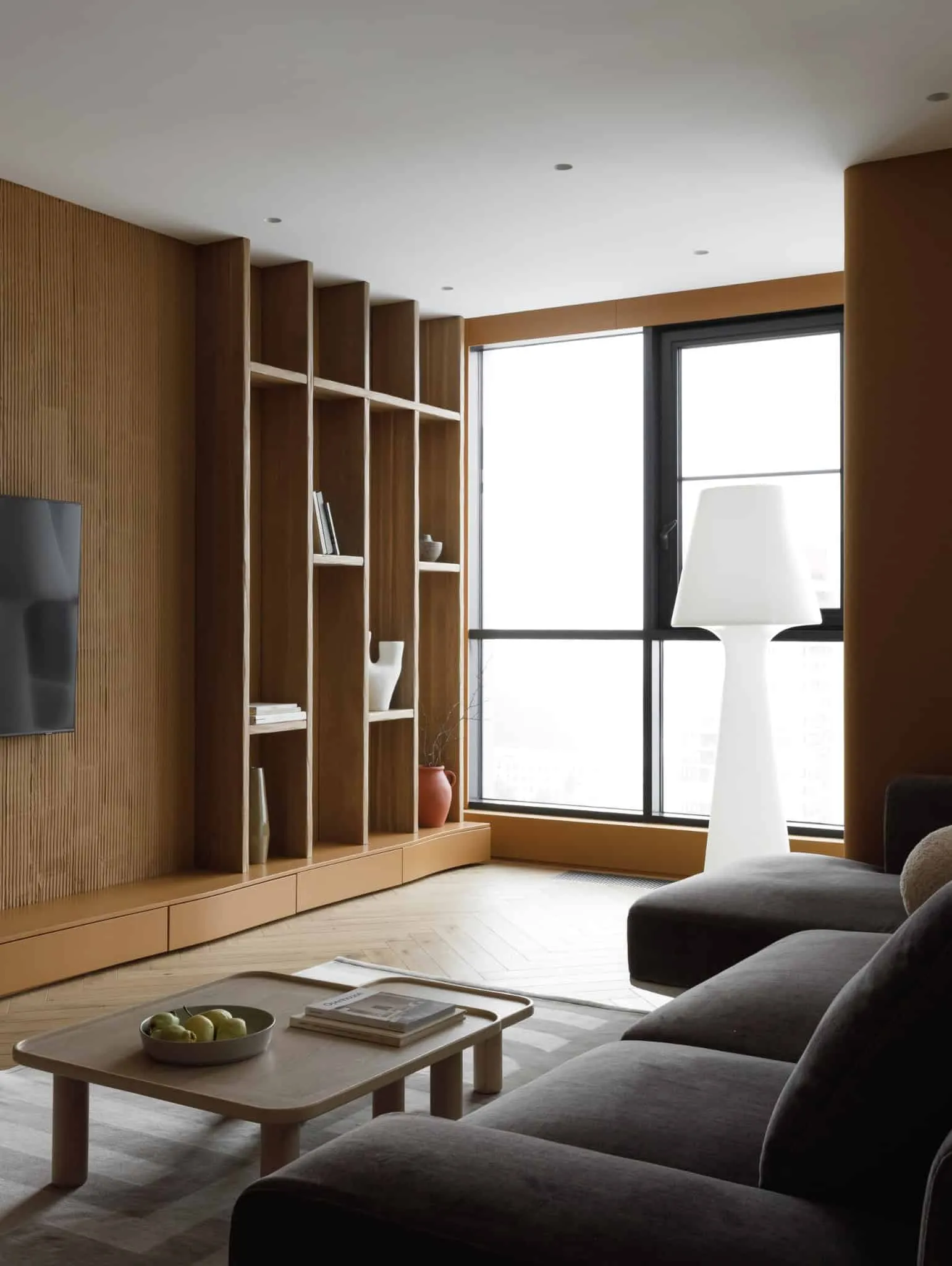 Lesoparkovy Apartment TV-Wandregale von STARIKOVA.ARCHITECTS Lesoparkovy Apartment von STARIKOVA.ARCHITECTS mit integrierten Regalen an der TV-Wand in Chelyabinsk, Russland