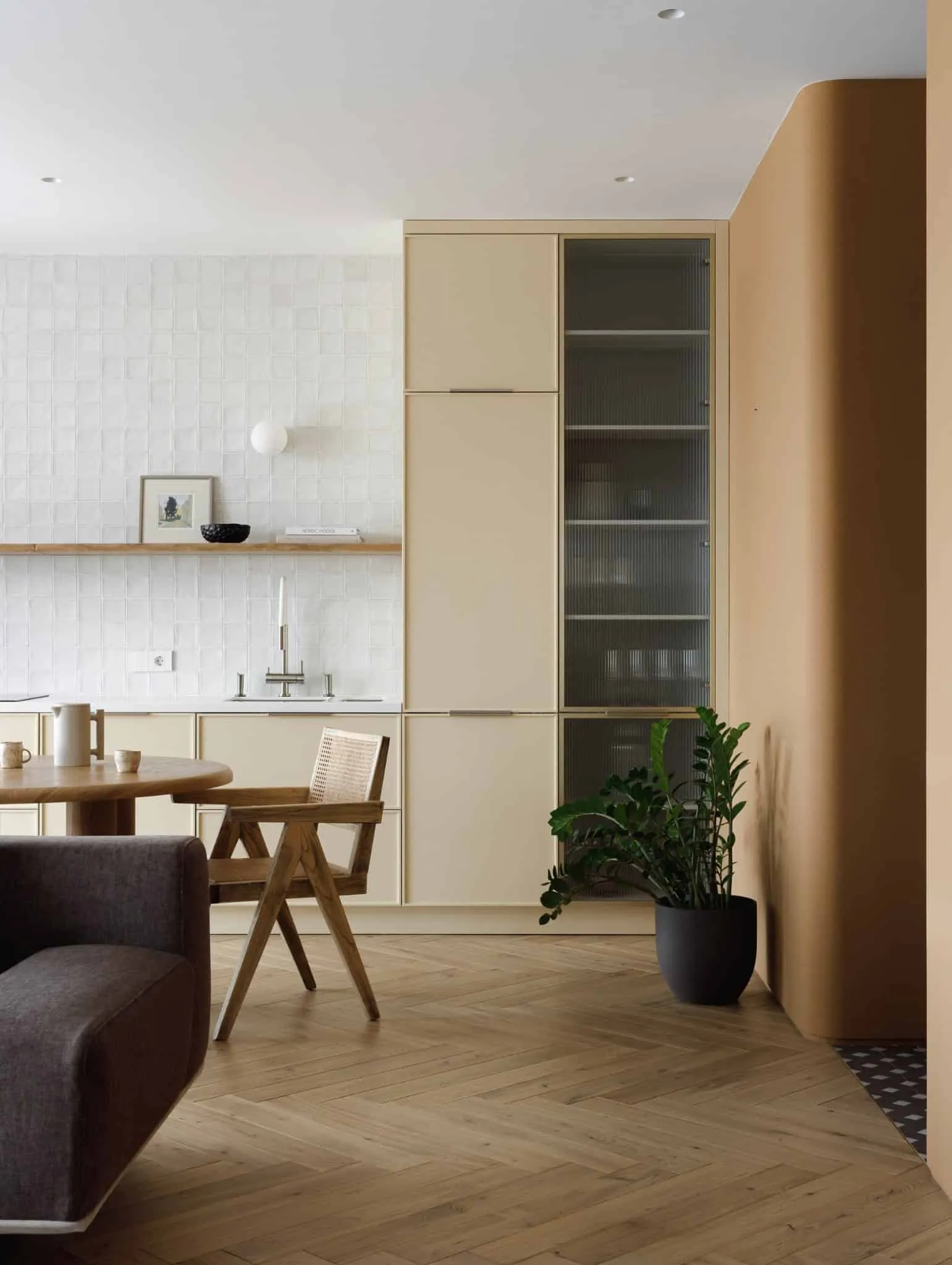 Offener Küchen- und Essbereich mit runder Tisch in der Wohnung Lesoparkovy von STARIKOVA.ARCHITECTS in Chelyabinsk, Russland