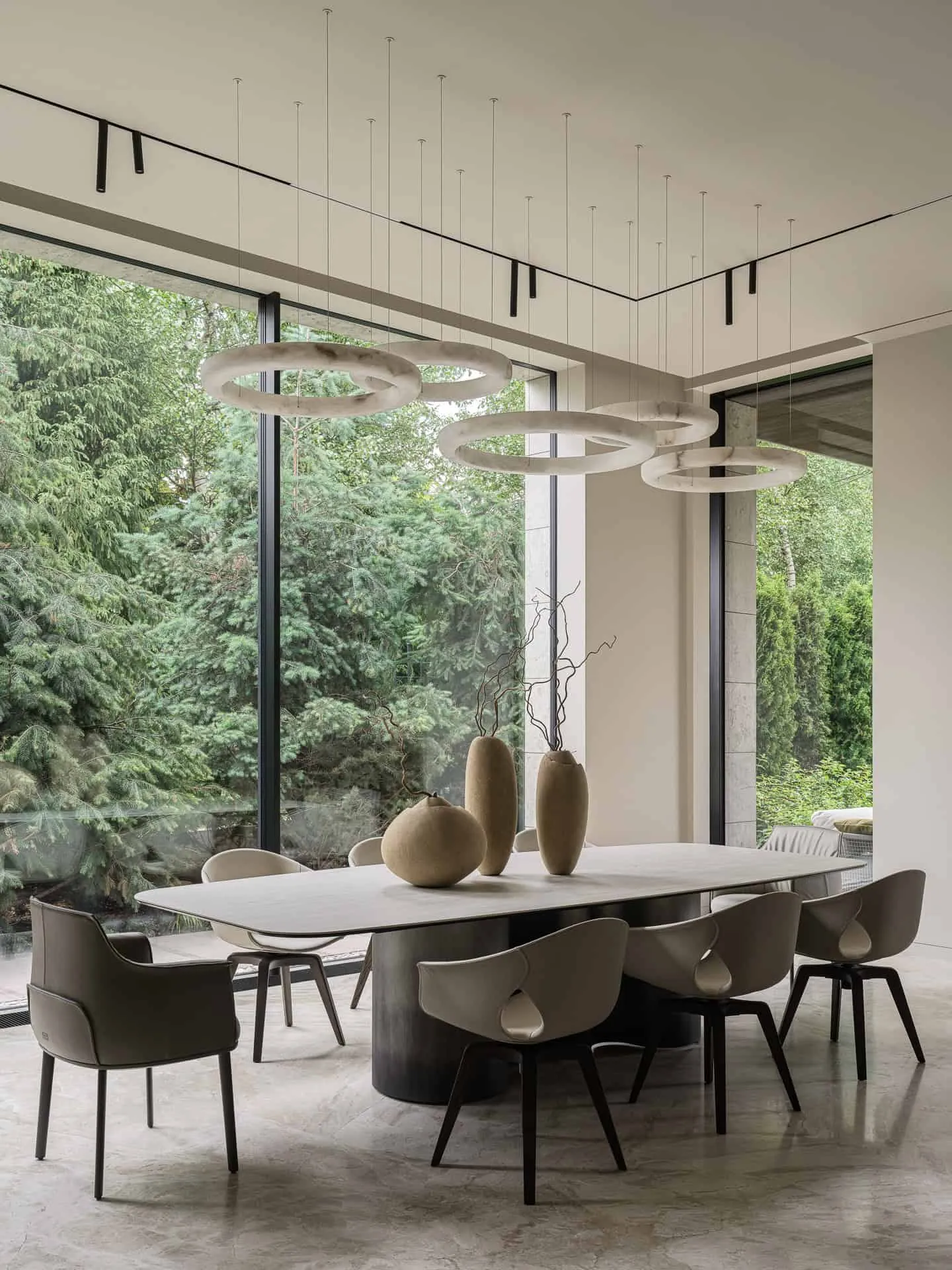 Bright Villa Kyoto Dining Rings Pendant Lights von Ekaterina Yakovenko Bright Villa Kyoto von Ekaterina Yakovenko – Essbereich mit ringförmigen Hängelampen, Russland