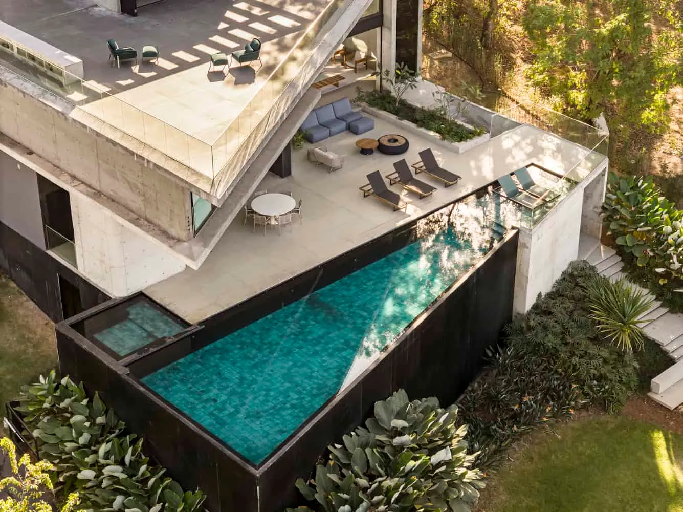 Dayala e Rafael Arquitetos Associados द्वारा बनाया गया Concreto House, इन्फिनिटी पूल का हवाई दृश्य, गोइआनिया, ब्राजील