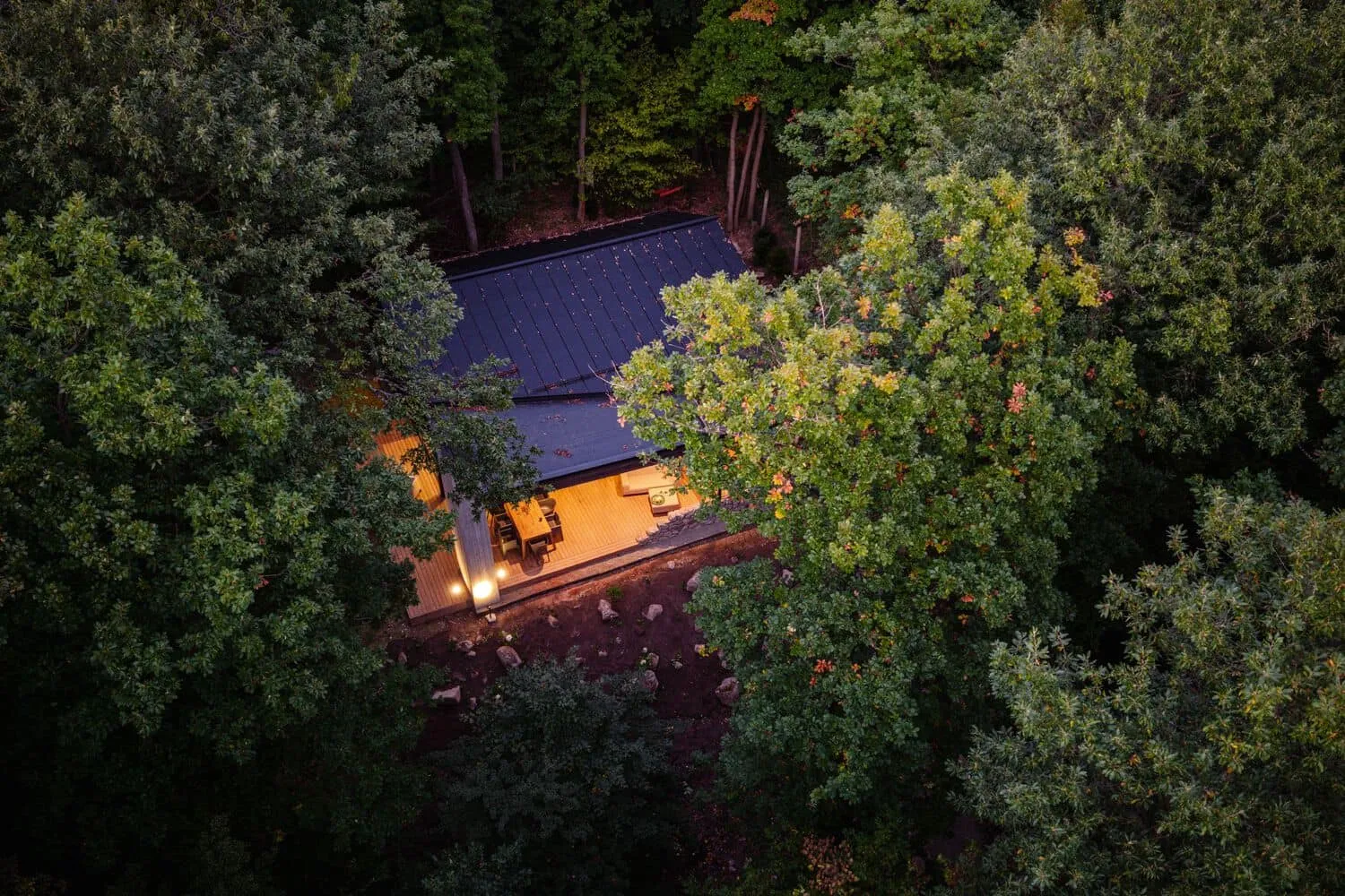 जंगली वातावरण में स्थित Monolith Lodge का हवाई मंजिल दृश्य