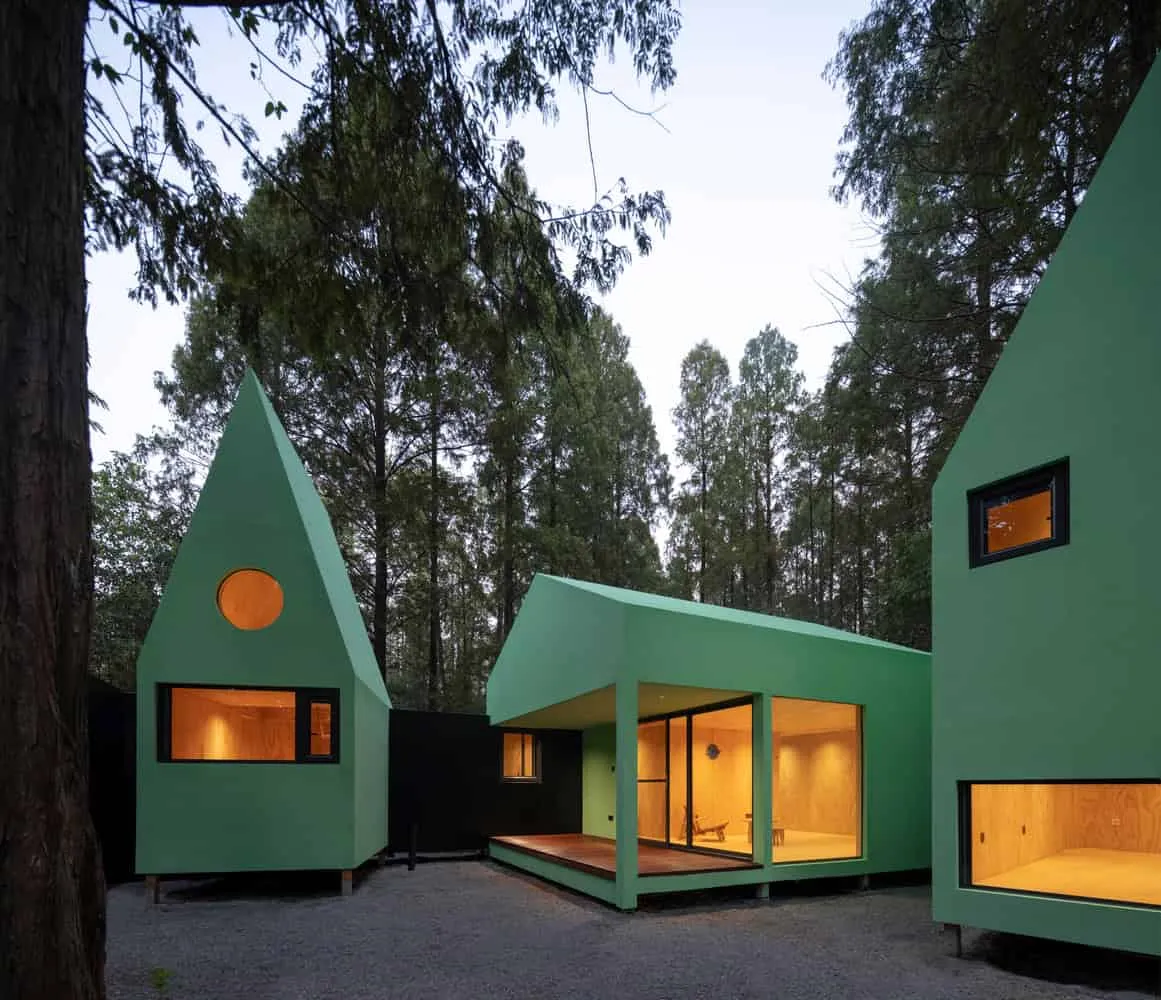चीन में Wiki World + Advanced Architecture Lab द्वारा स्थापित Merryda Wiki World-Secret Camp में हरे रंग की कैबिनों का आंगन का दृश्य