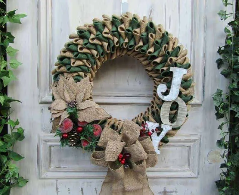 JOY Jute- und Grünpflanzen-Weihnachtskranz Jute-Weihnachtskranz mit Grünpflanzen, Poinsettien und den Buchstaben JOY