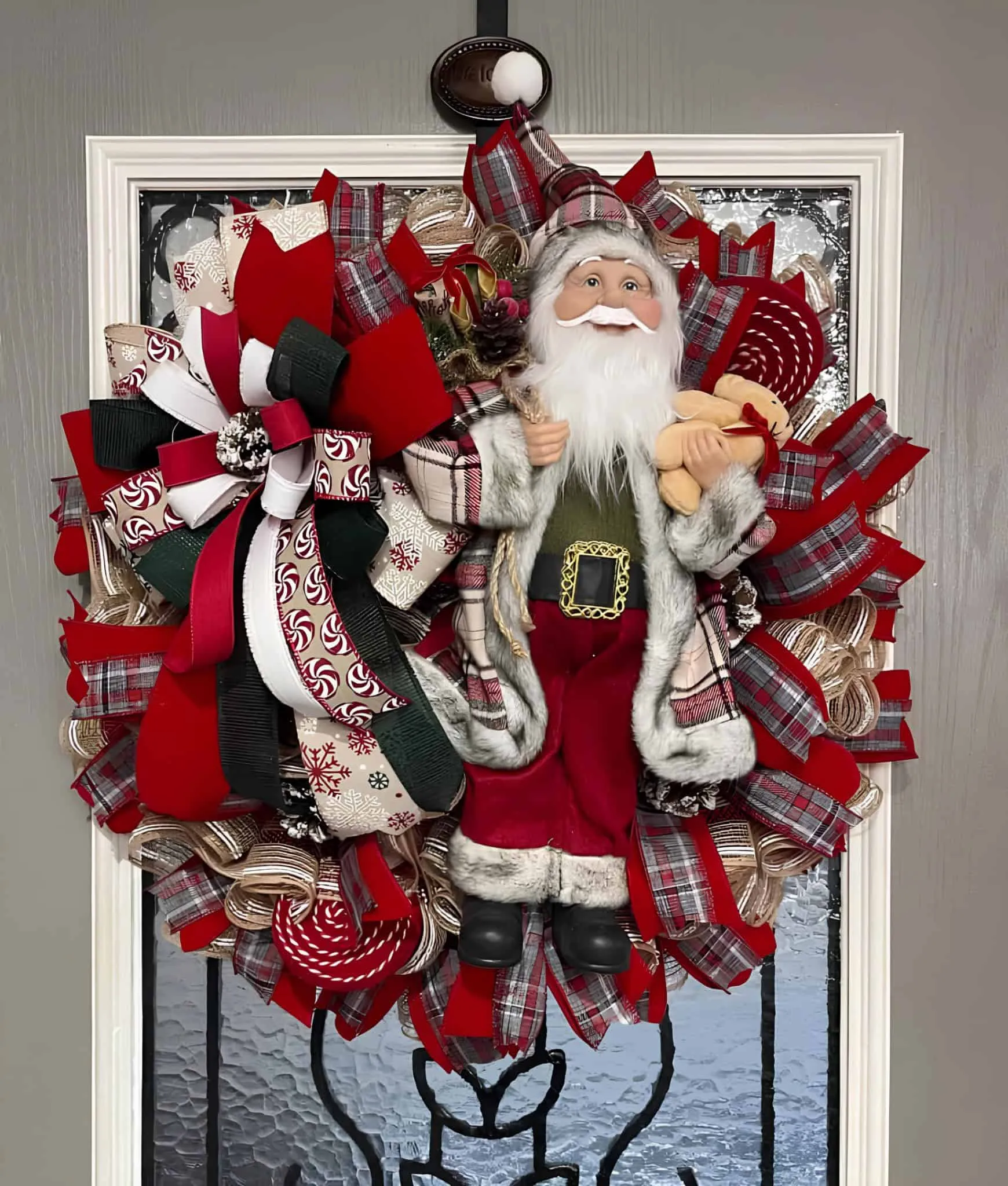 Kariertes Mantel-Santa-Kranz Santa-Kranz mit kariertem Mantel und Streifenbändern