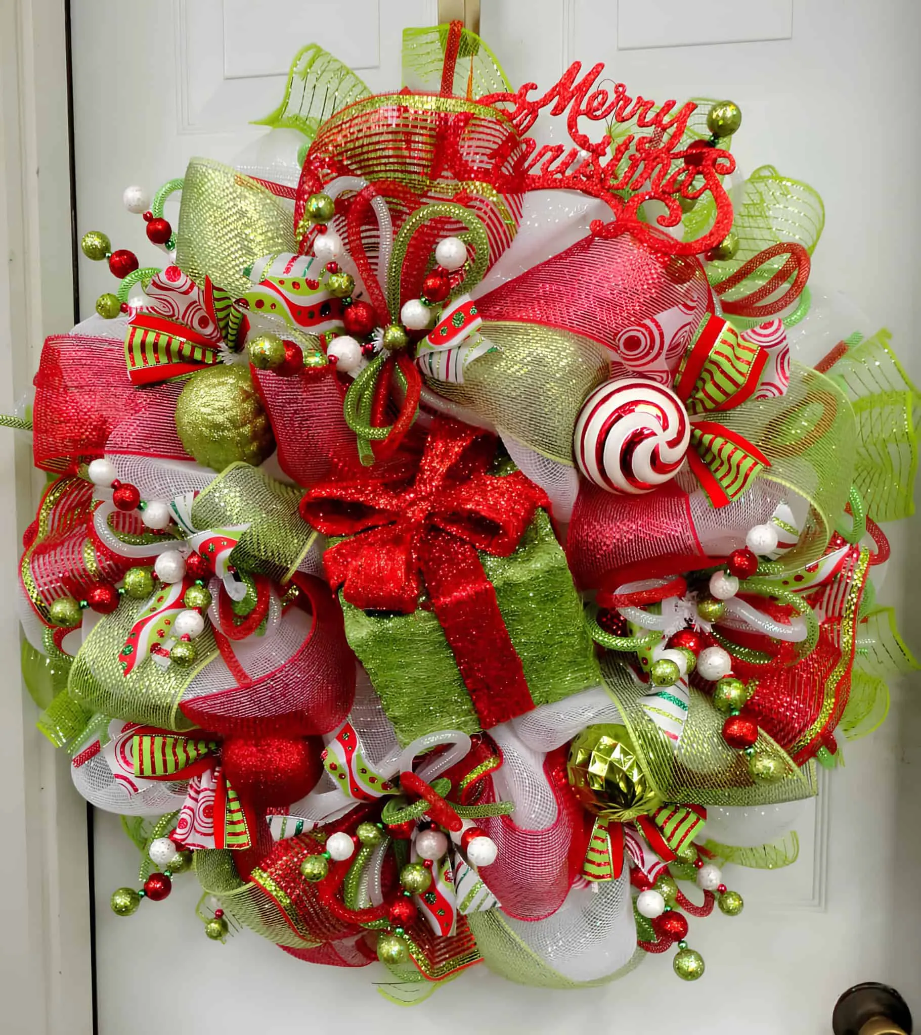 Lime Green Gift Box Ribbon Christmas Wreath Lebhafter Schleifenkranz in Limettengrün und Rot mit Geschenkbox als Mittelpunkt