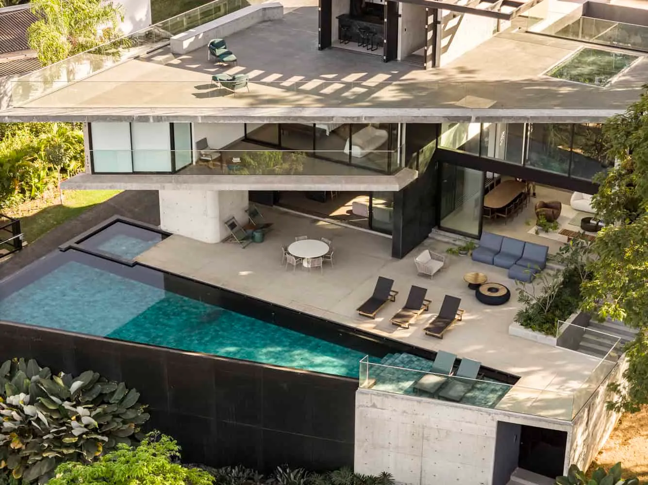 Dayala e Rafael Arquitetos Associados द्वारा बनाया गया Concreto House, स्टैक्ड टेरेसों का हवाई दृश्य, गोइआनिया, ब्राजील